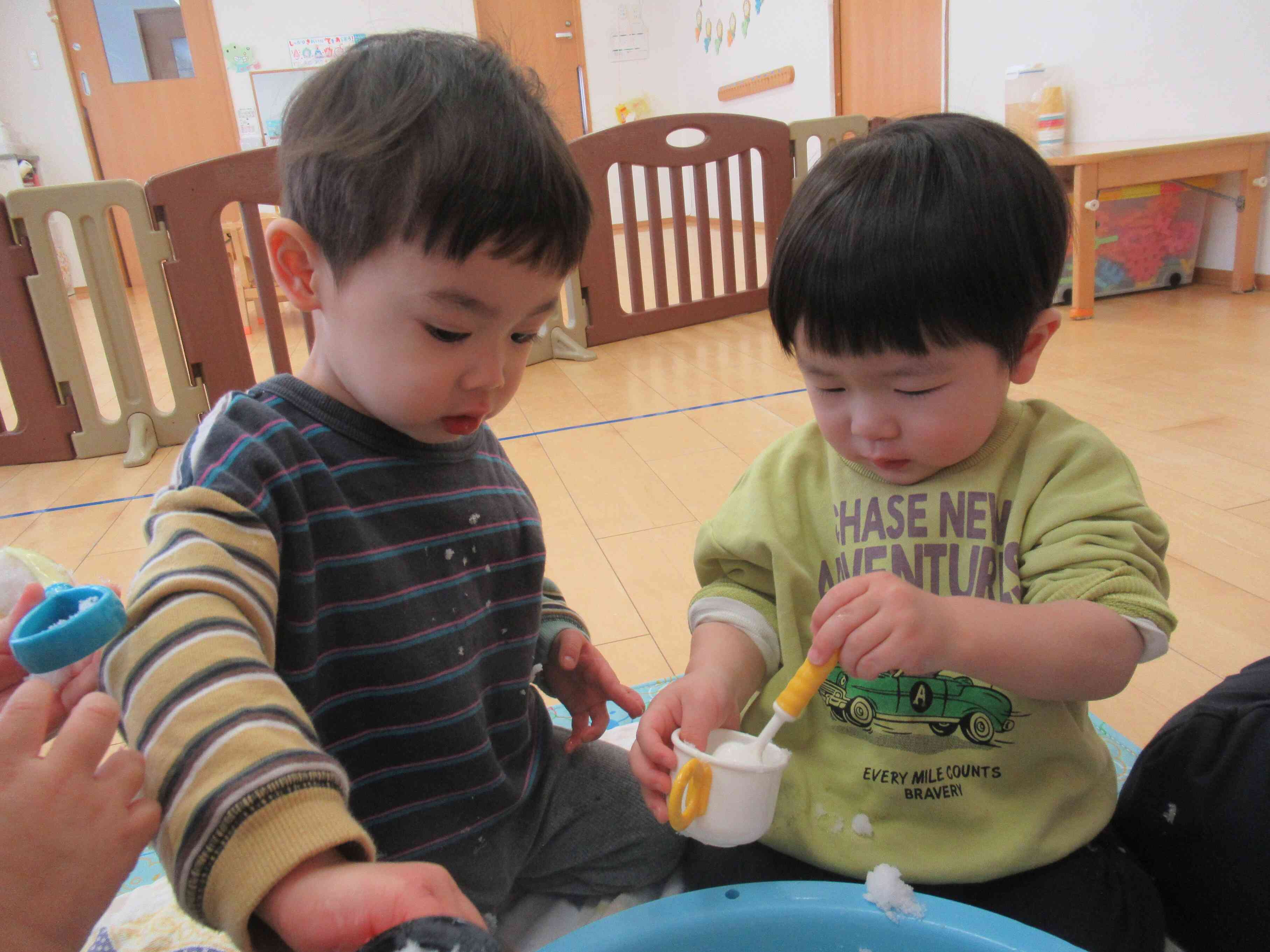 異年齢児交流の様子（ひよこ組とあひる組）