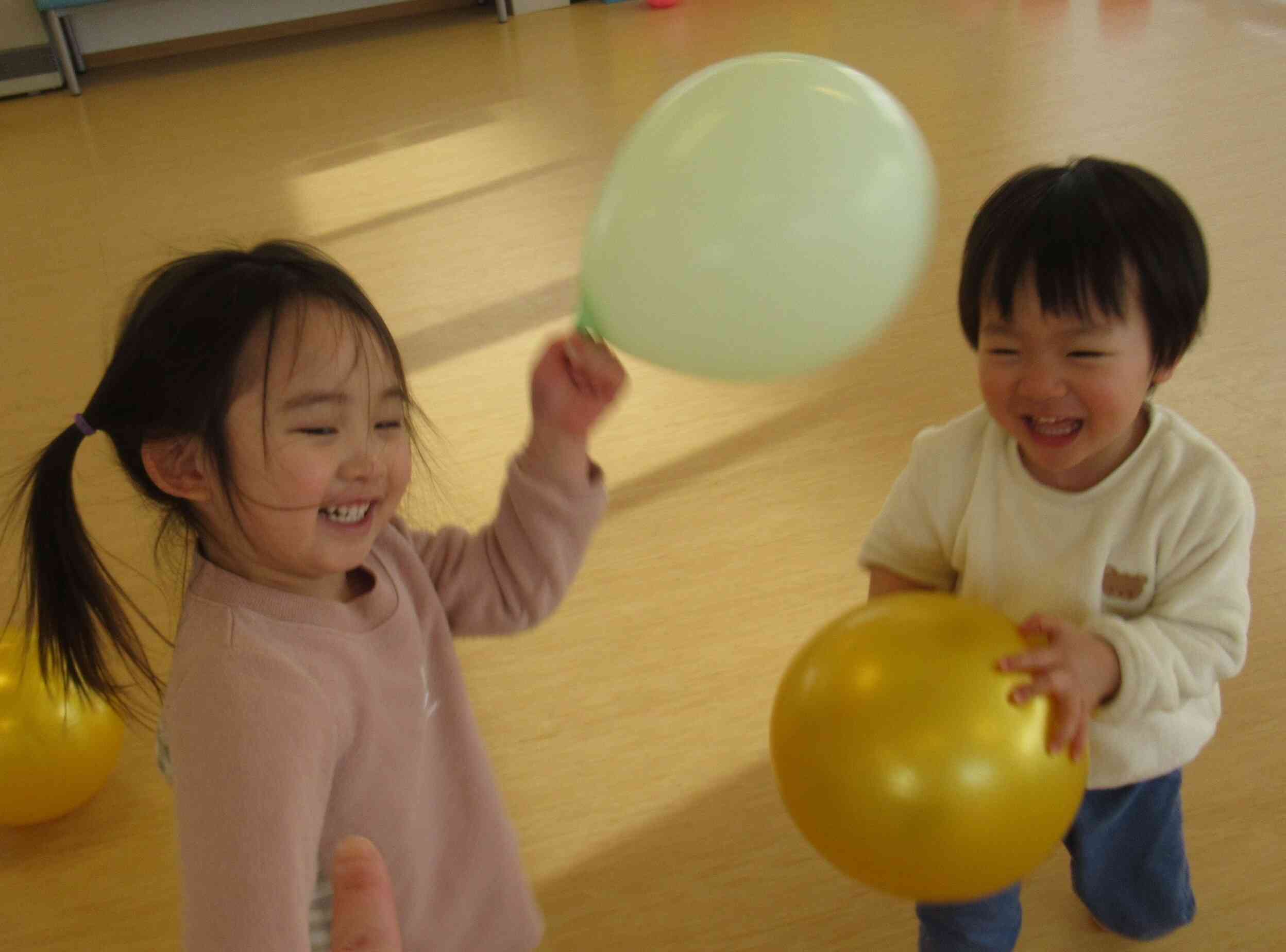 風船とボールを追いかけてキャッチ！