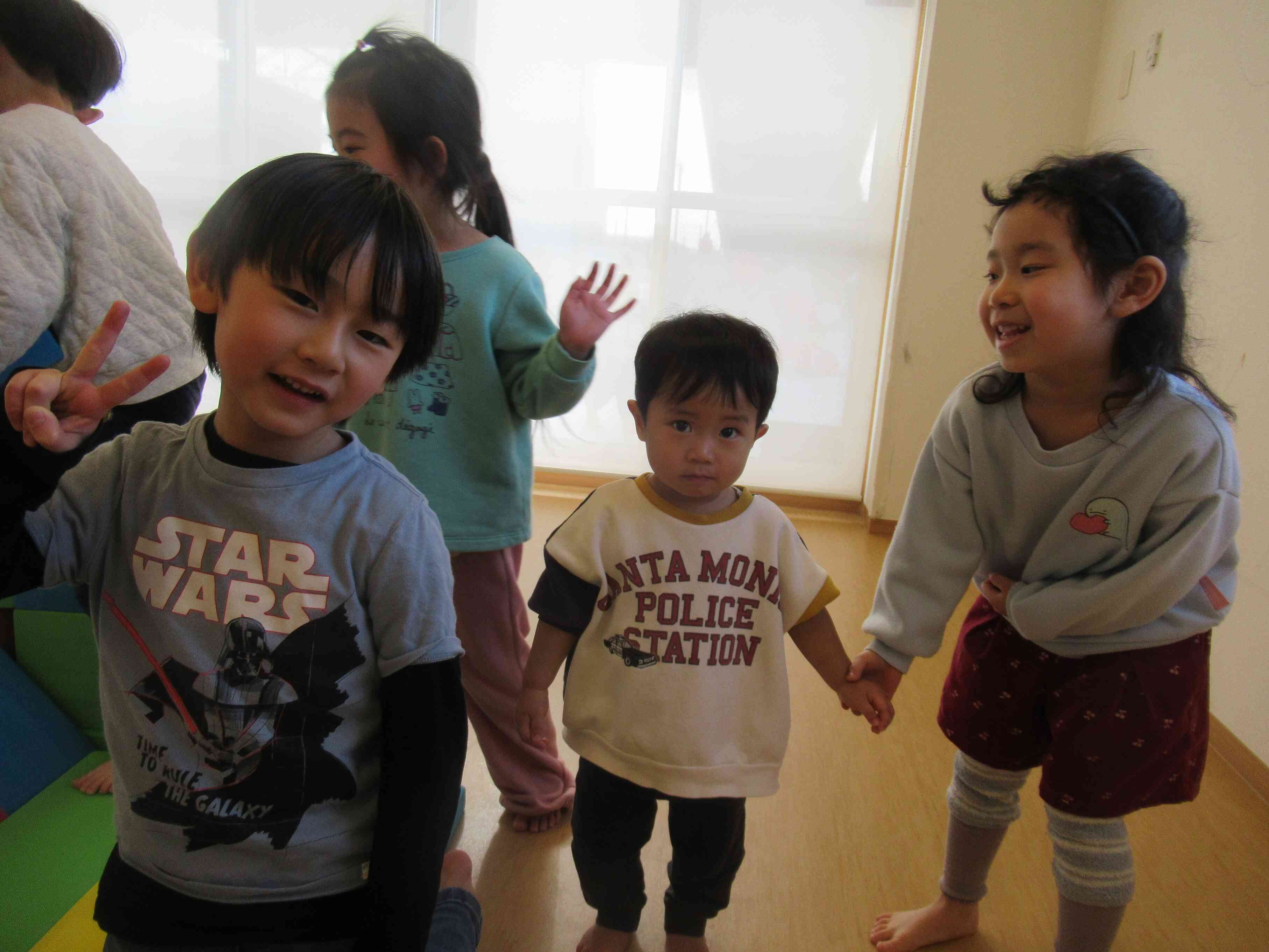 ホール遊びの様子（きりん組とひよこ組）