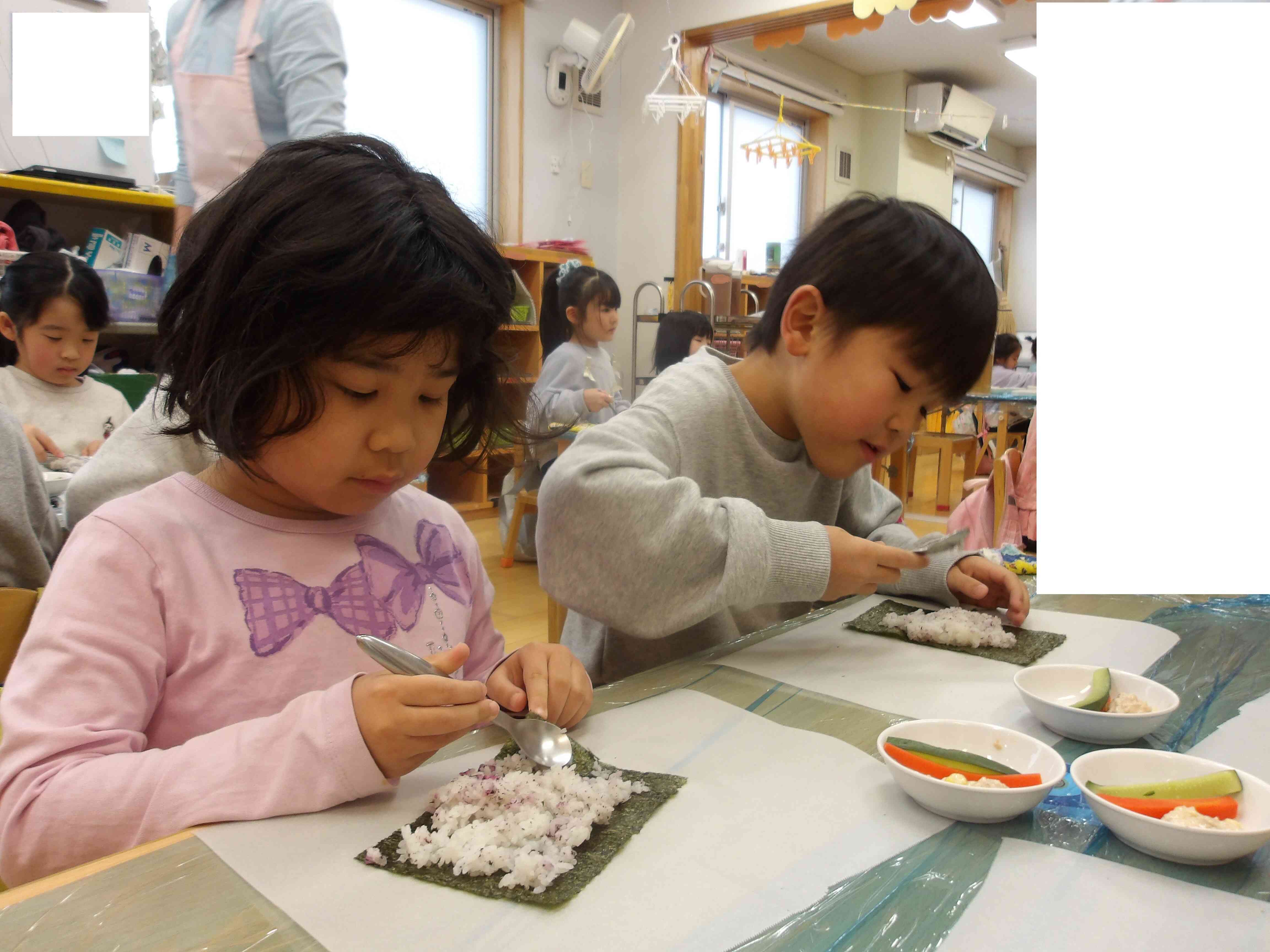 真剣な表情で作っていました！