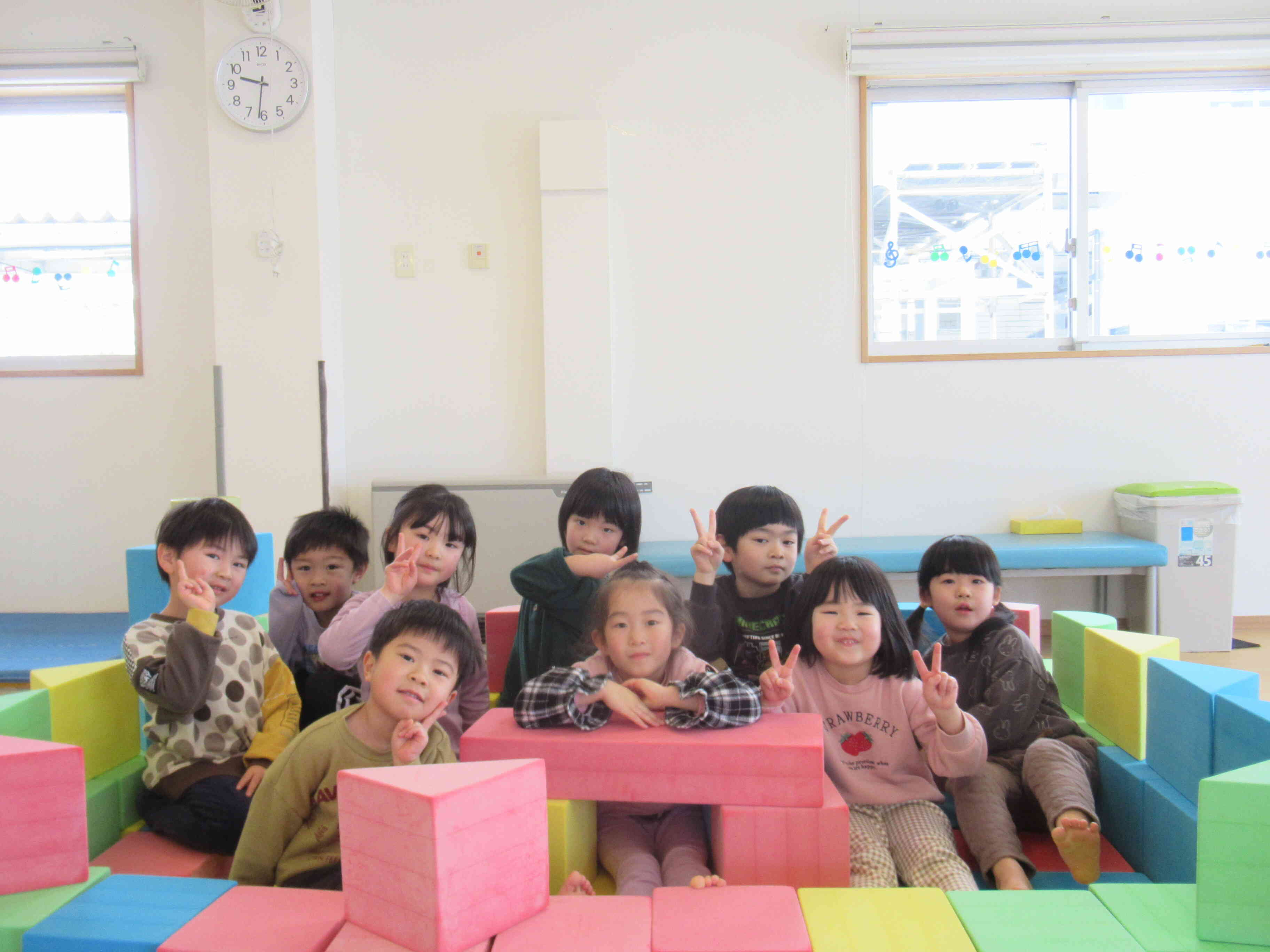 みんなで大型積み木でお家も作ったよ