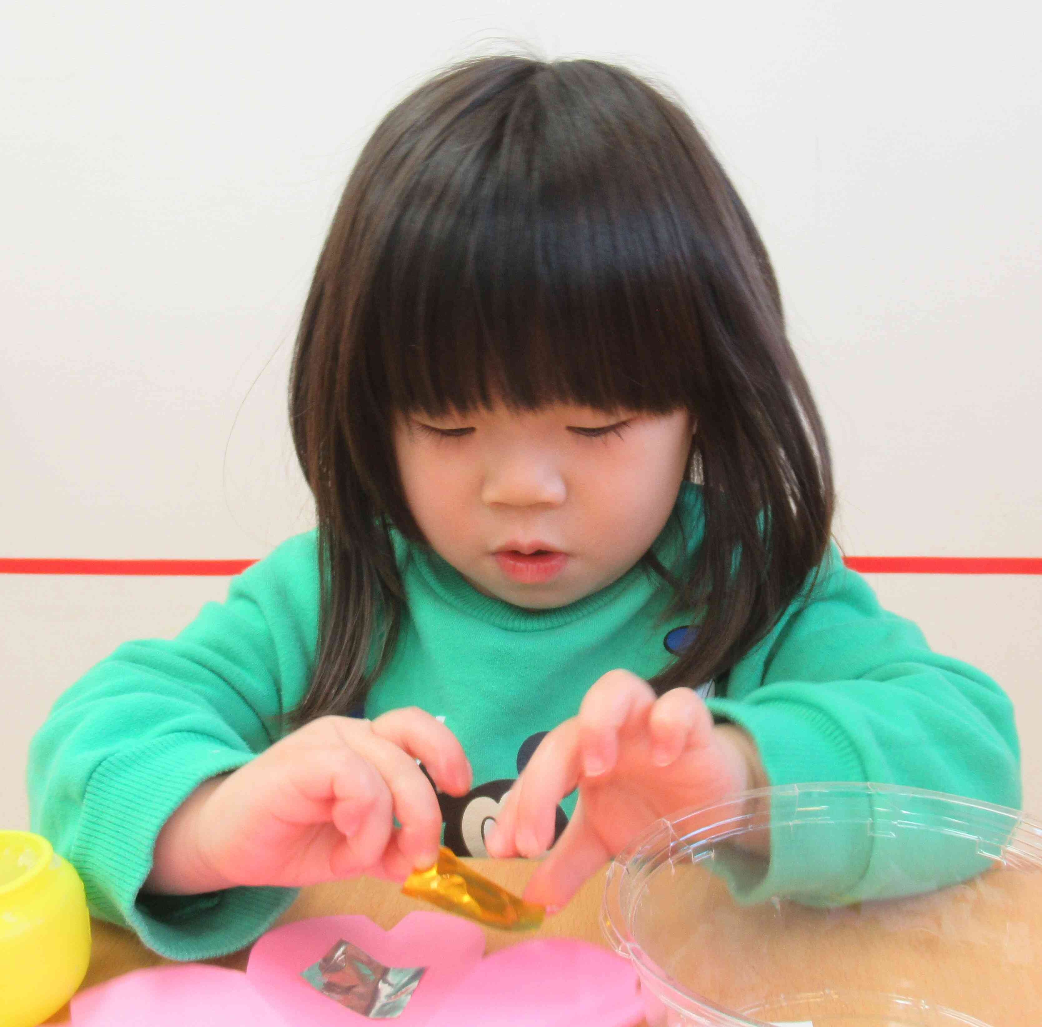 金色の折り紙をぺったん