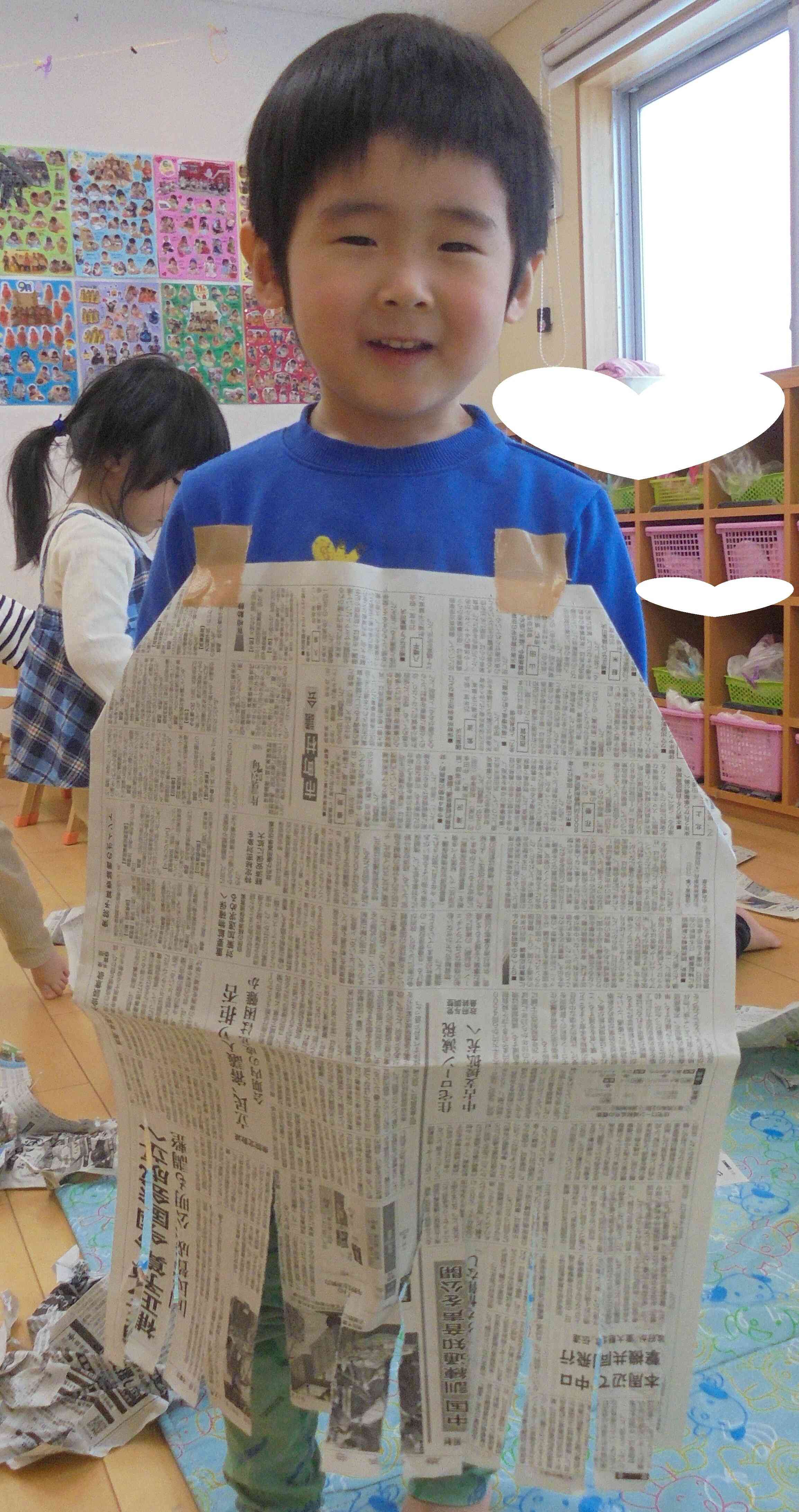 新聞紙遊びの様子（うさぎ組）