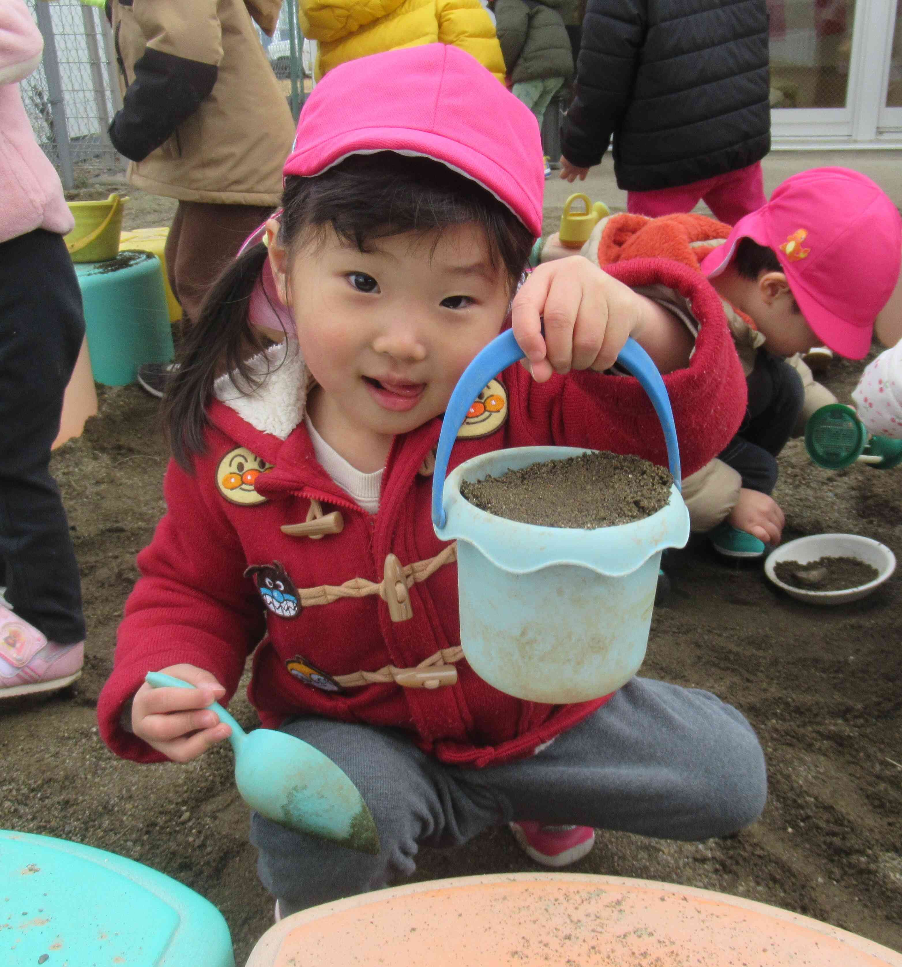 砂場でおままごとをしたよ！