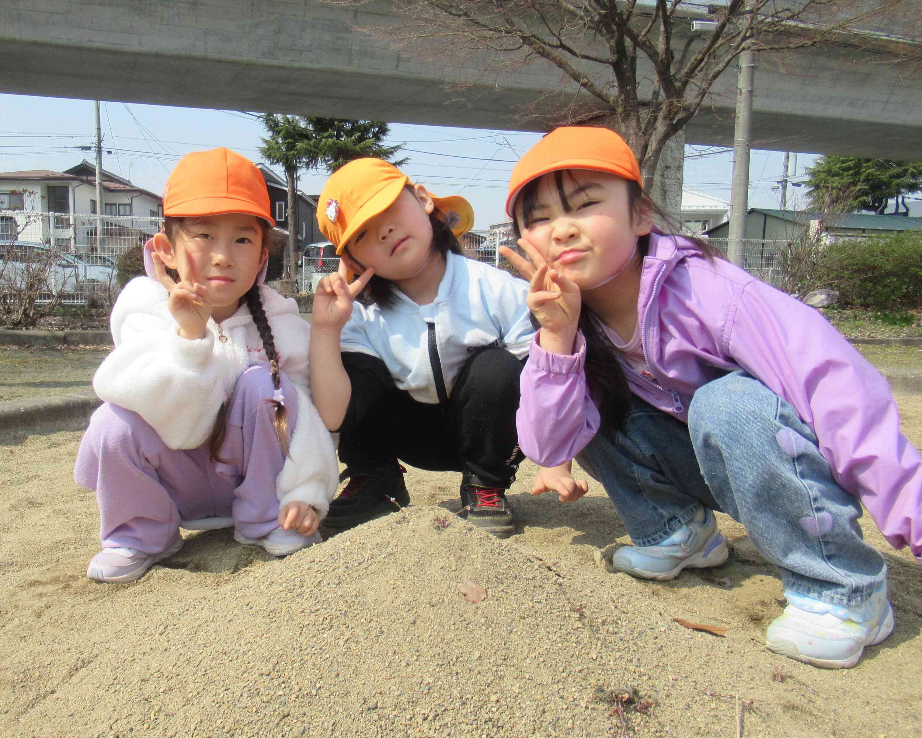 お砂場で大きい山作ったよ