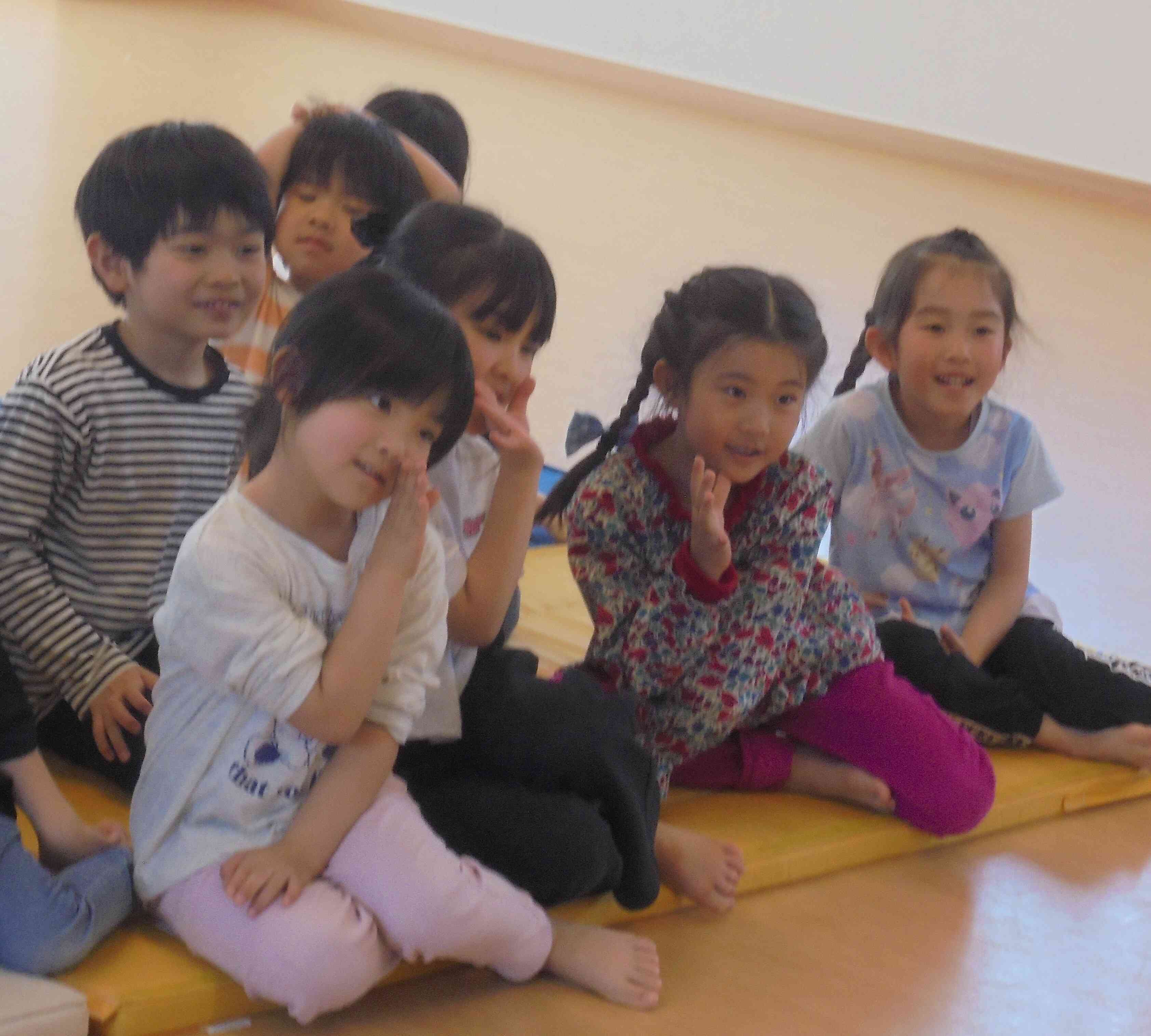 お姉さん座りのポーズも上手です！