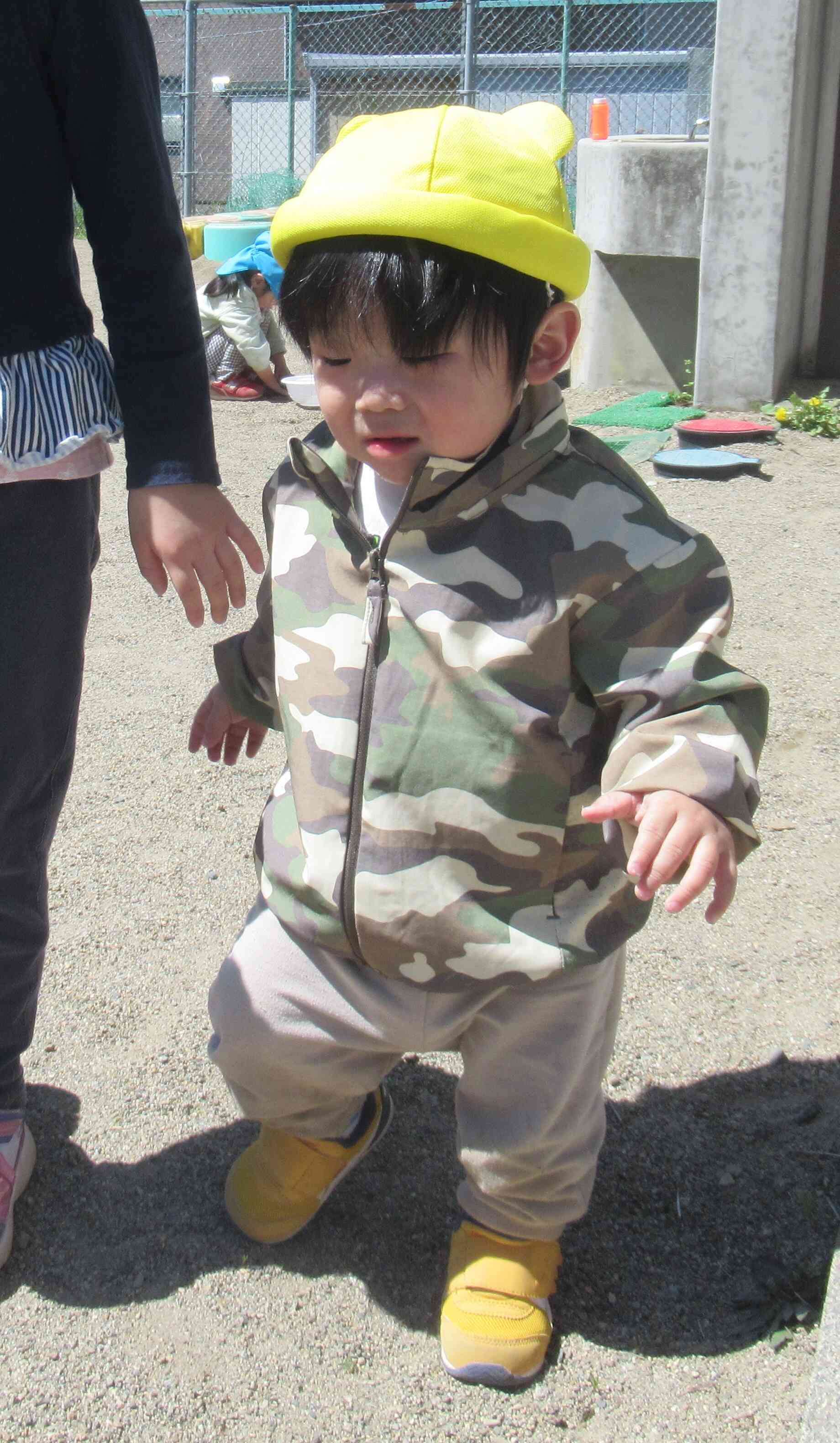 園庭の中をお散歩します。上手に歩けたよ！