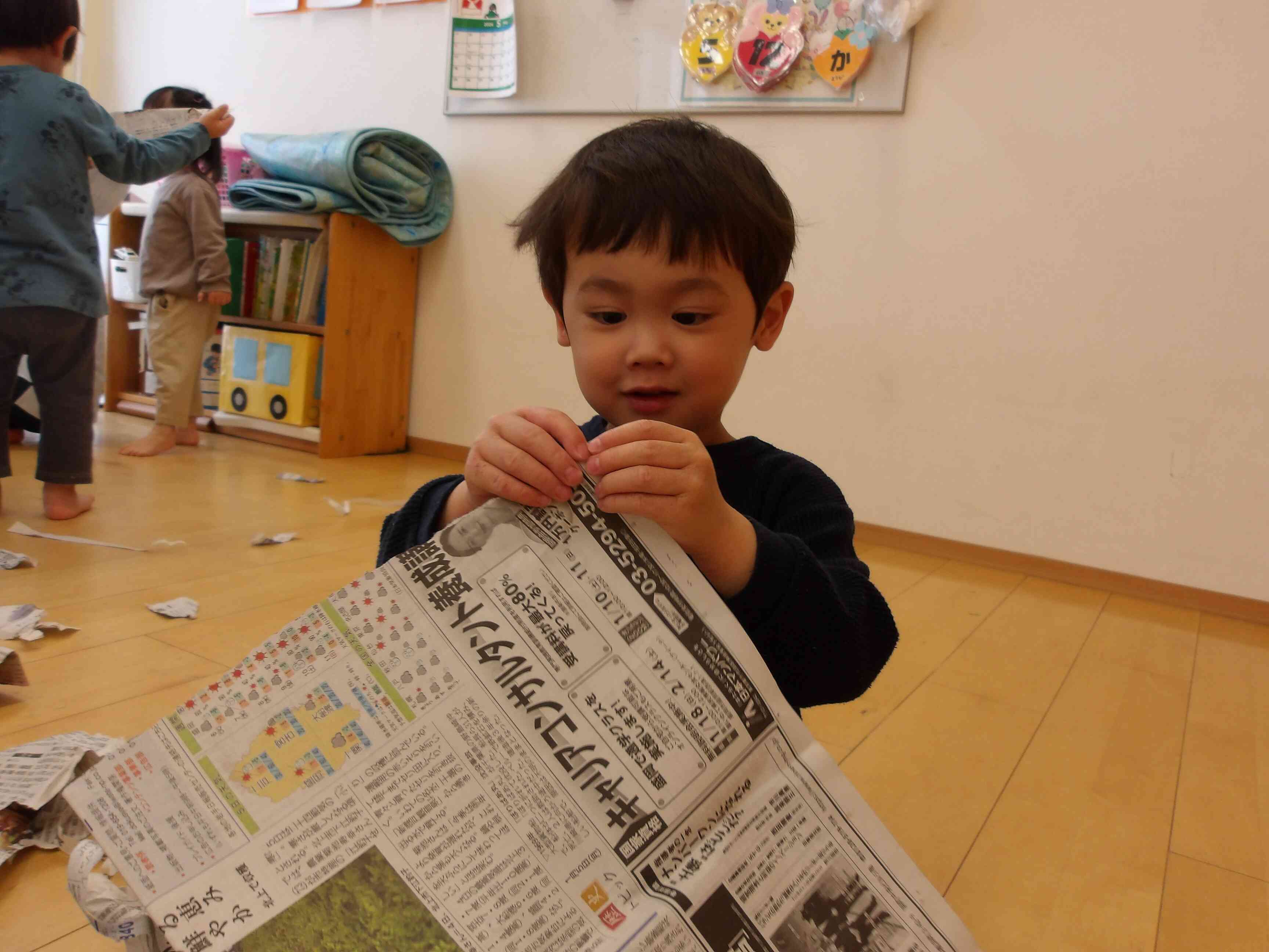 新聞紙遊びの様子（うさぎ組）