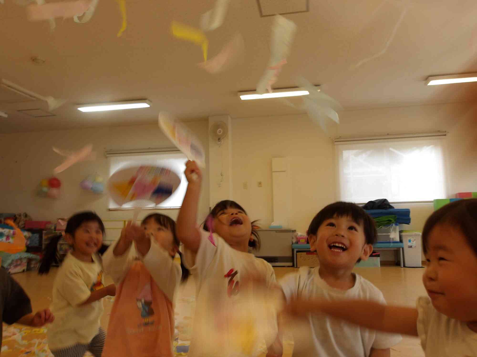 お花紙を使って遊んだよ　みんないい笑顔！