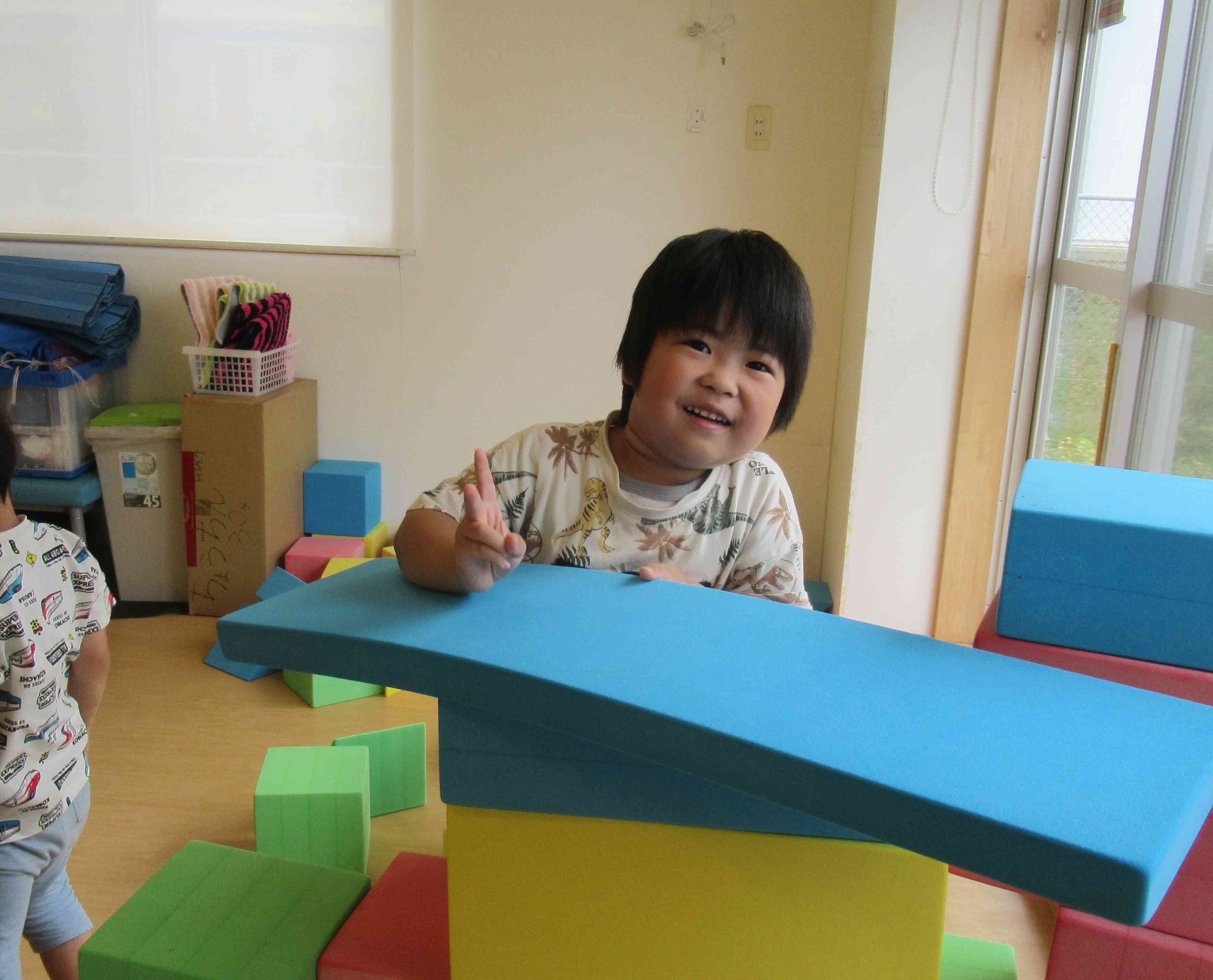 大型積み木でお家を作ってるよ
