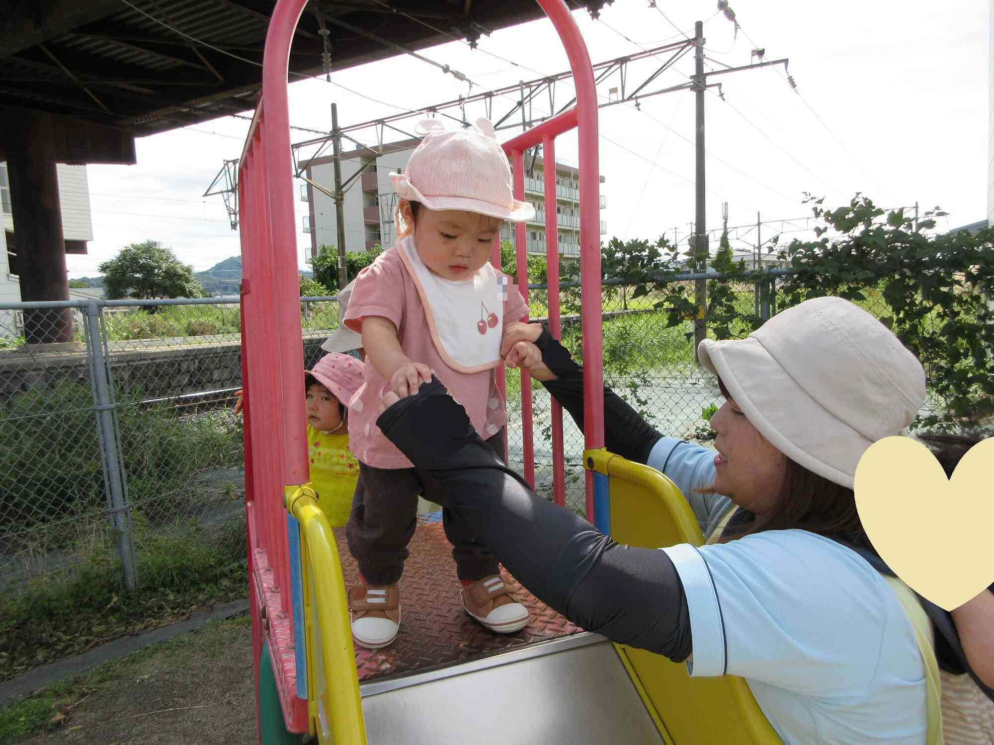 お外遊び楽しいね！　ひよこぐみ０歳児