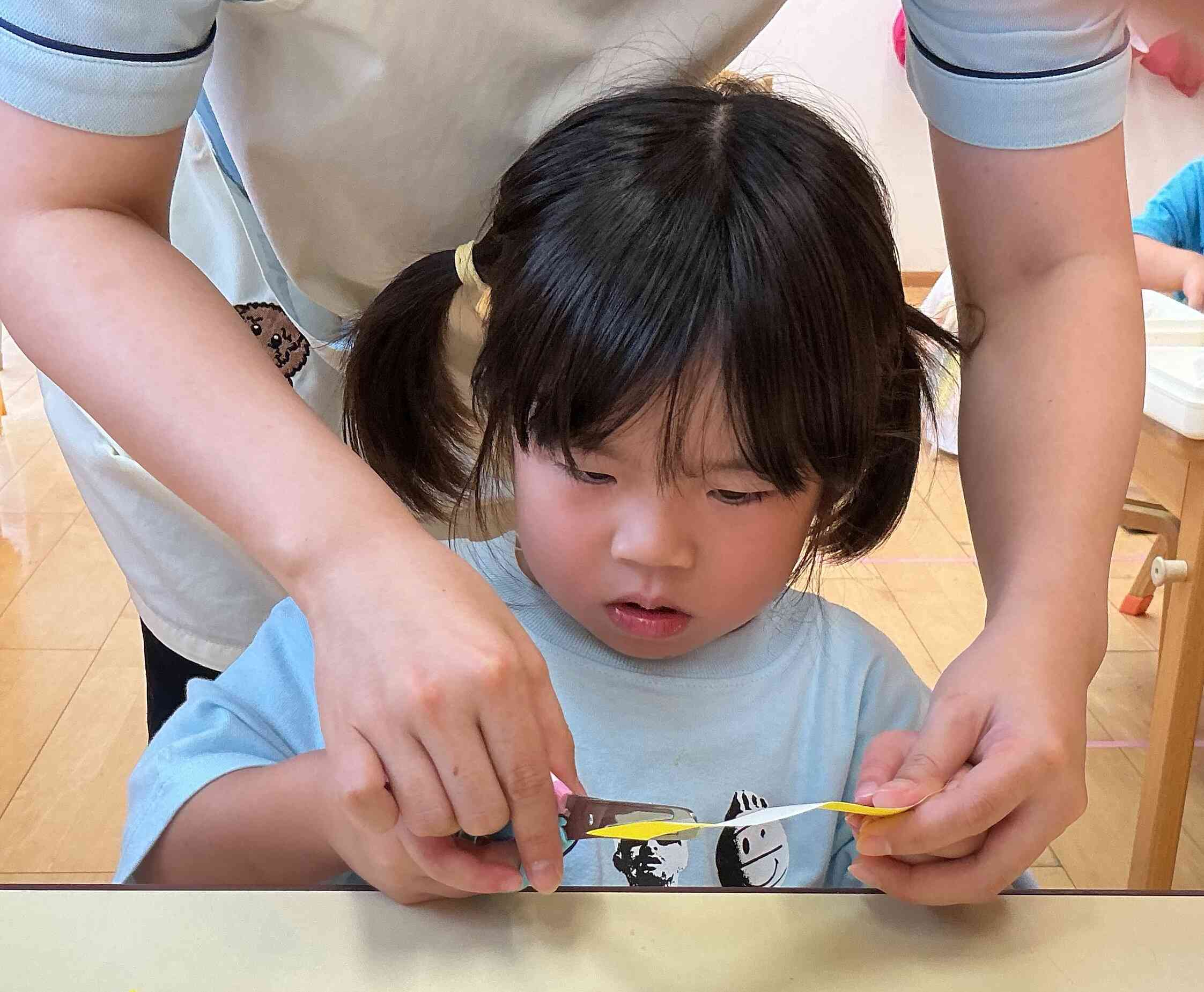 お月見製作の様子（りす組３歳児）