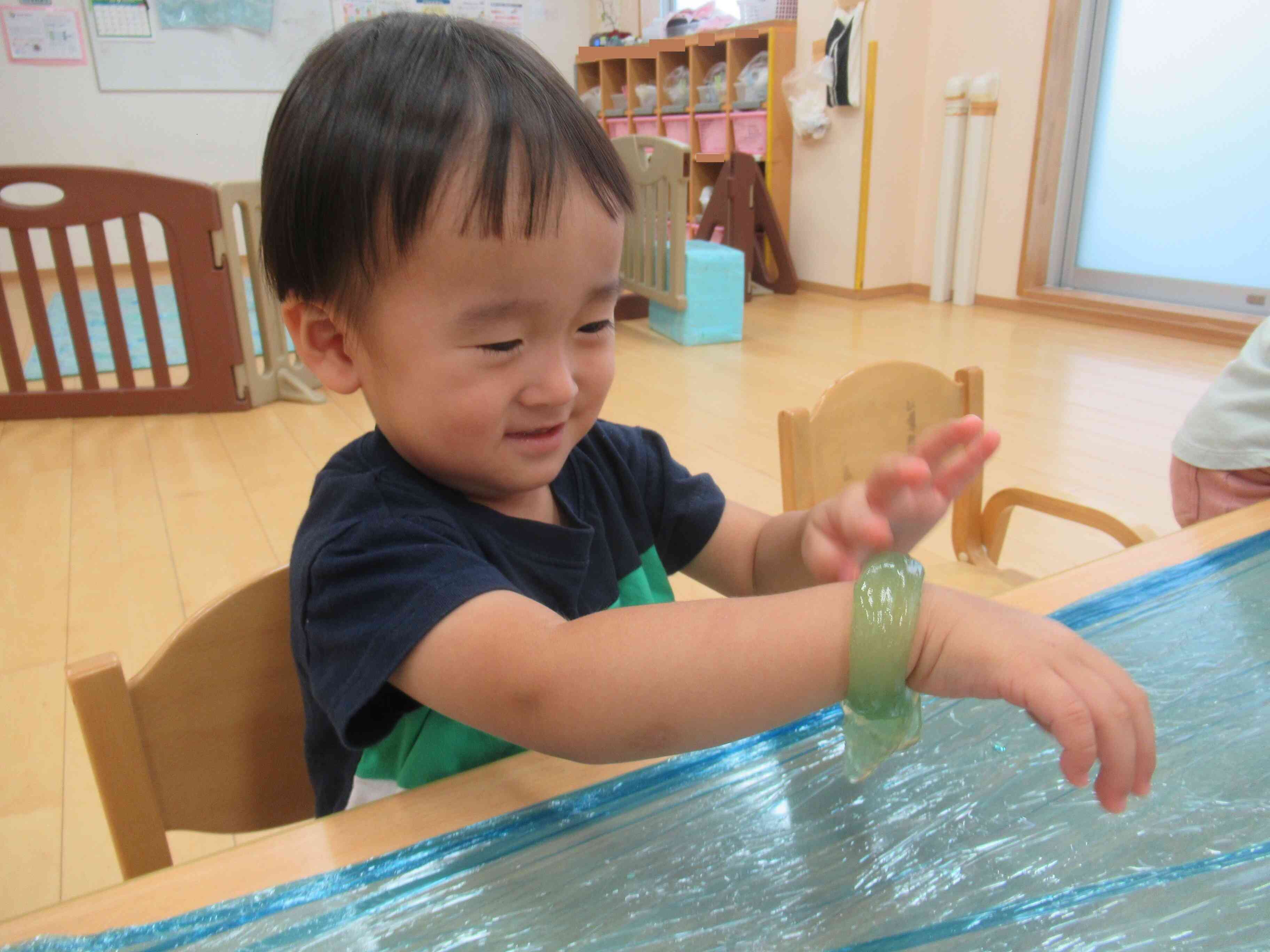 感触遊びを楽しみました(あひる組1歳児)