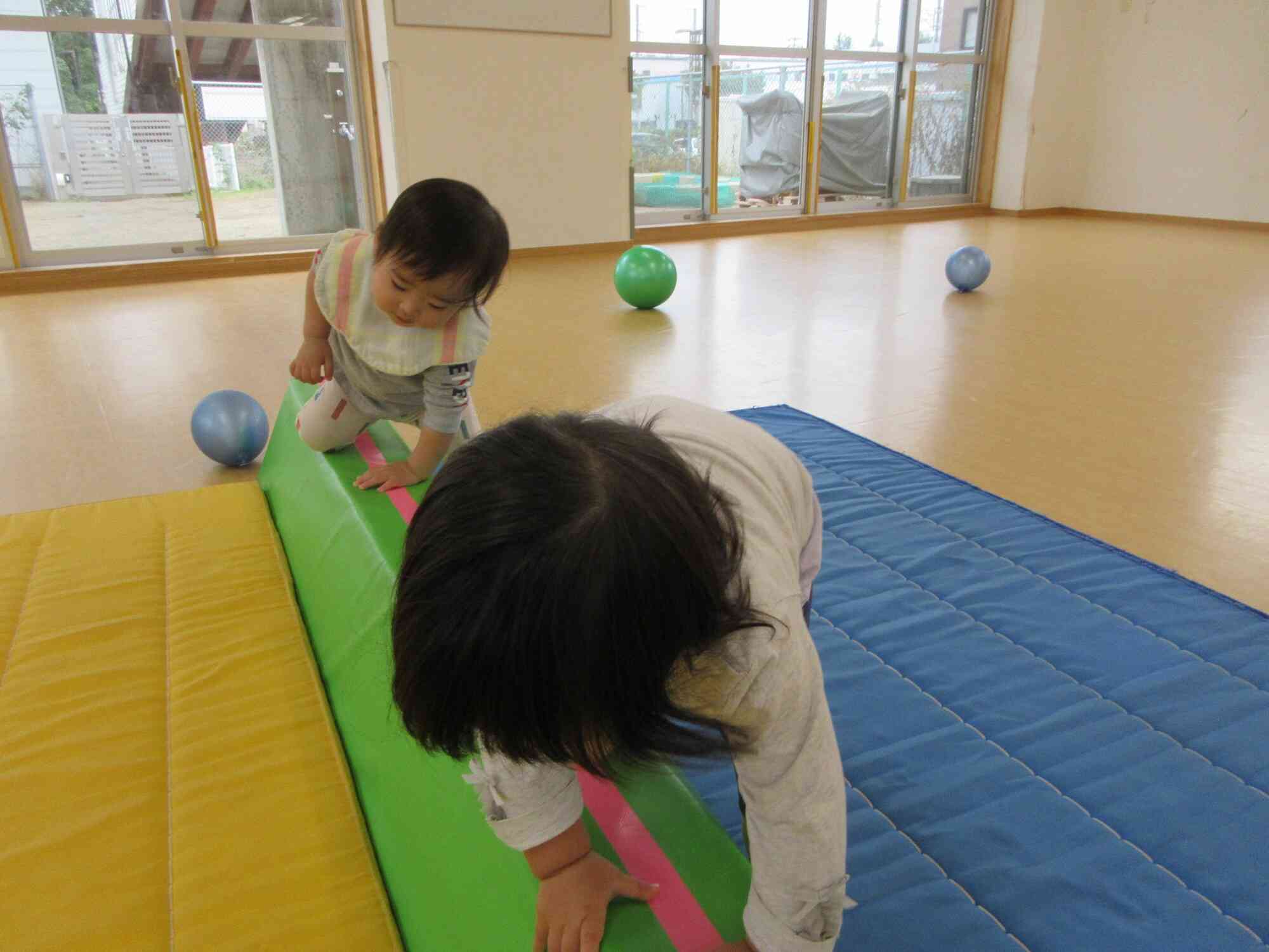 おもいっきり体を動かそう！～ひよこぐみ0歳児～