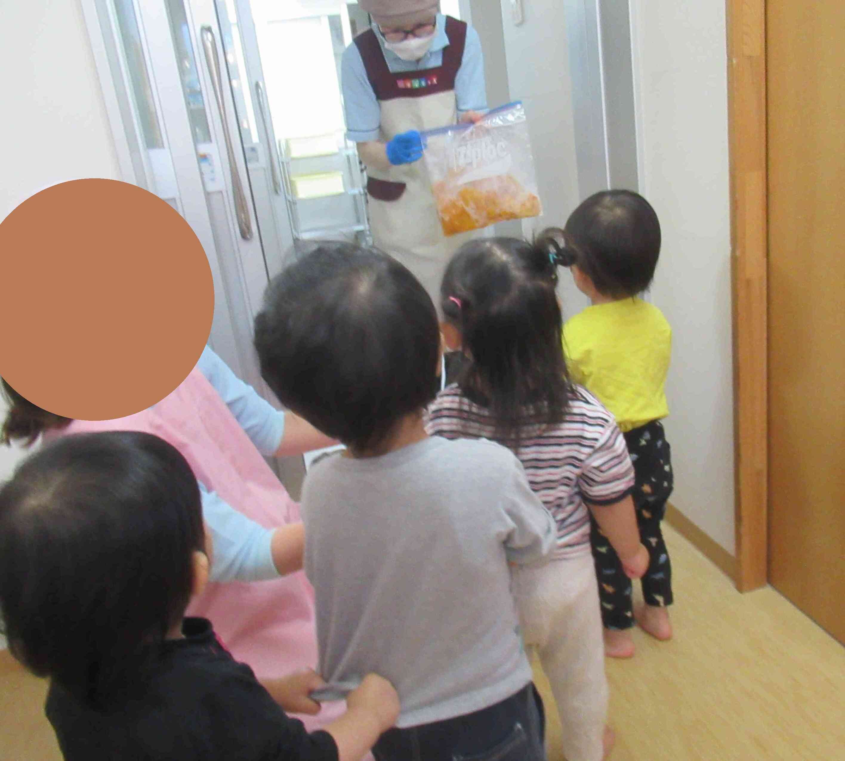 給食さんまでお届けします！