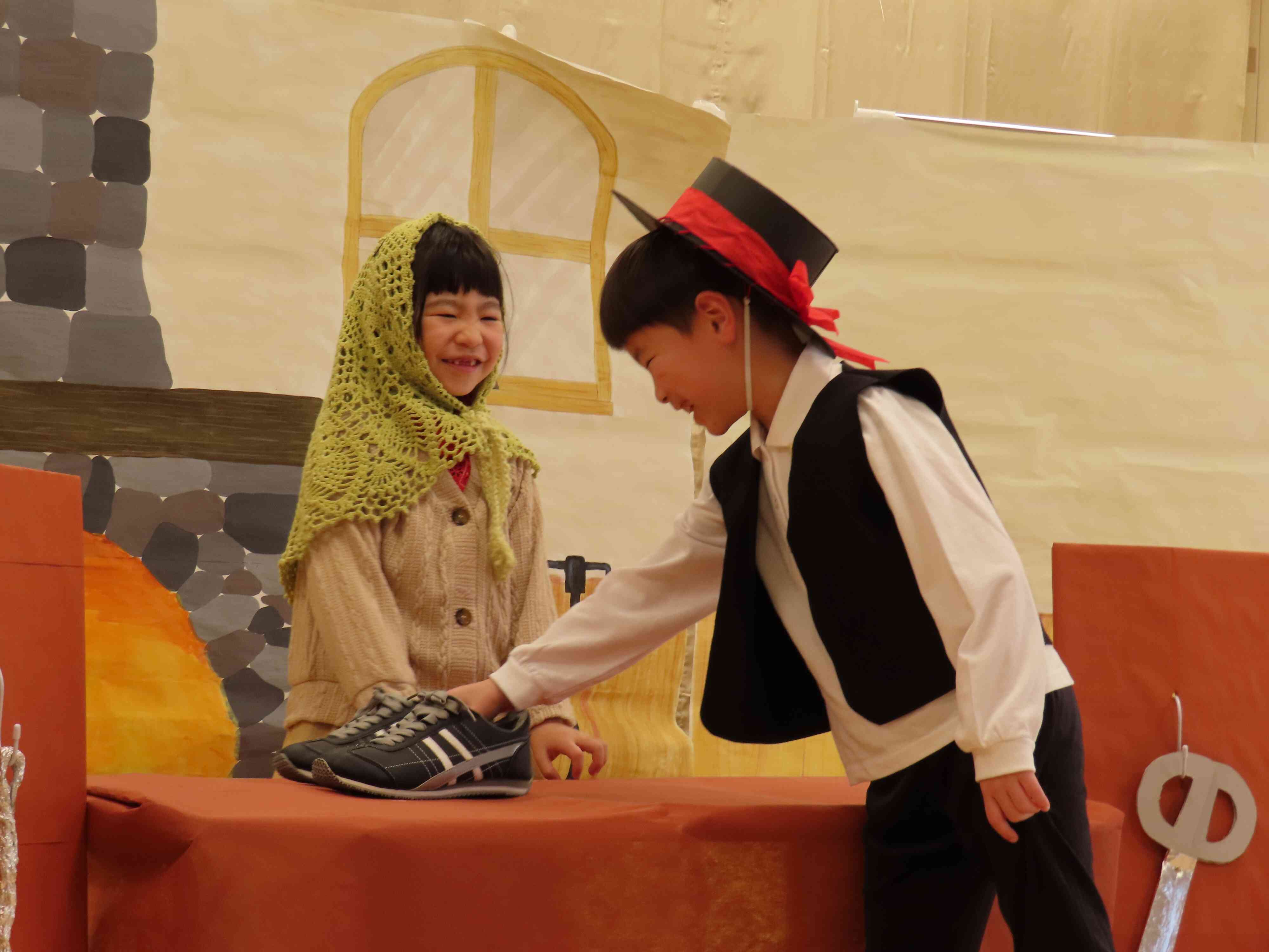 きりん組（５歳児）ピアニカ演奏「きらきら星」　劇「こびとのくつや」