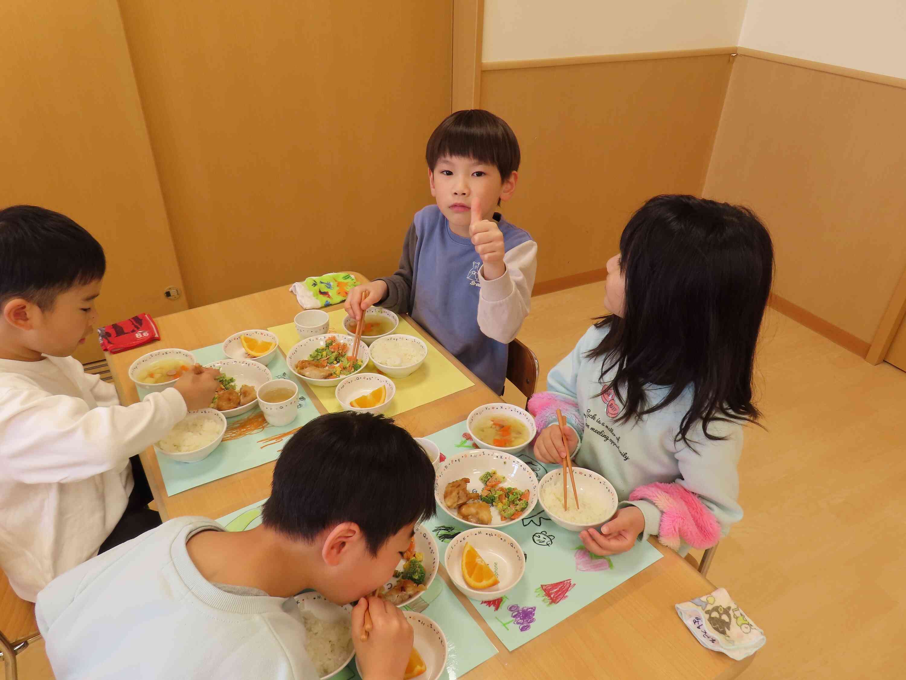 バイキング給食とても楽しい♪　「給食先生、午後のおやつでもバイキングやりたいな～♪」