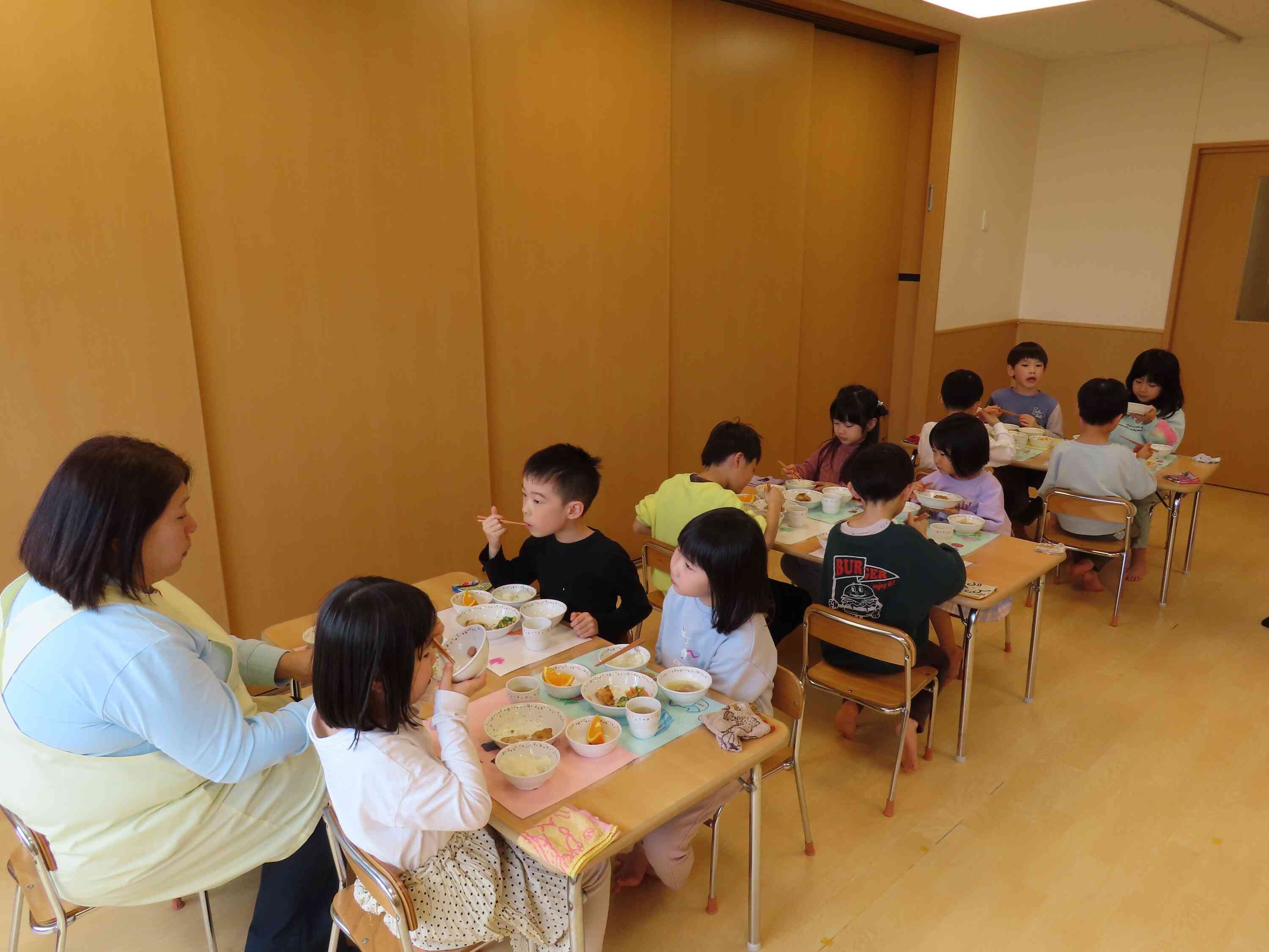 みんな上手に給食を取り分けることができました！！！