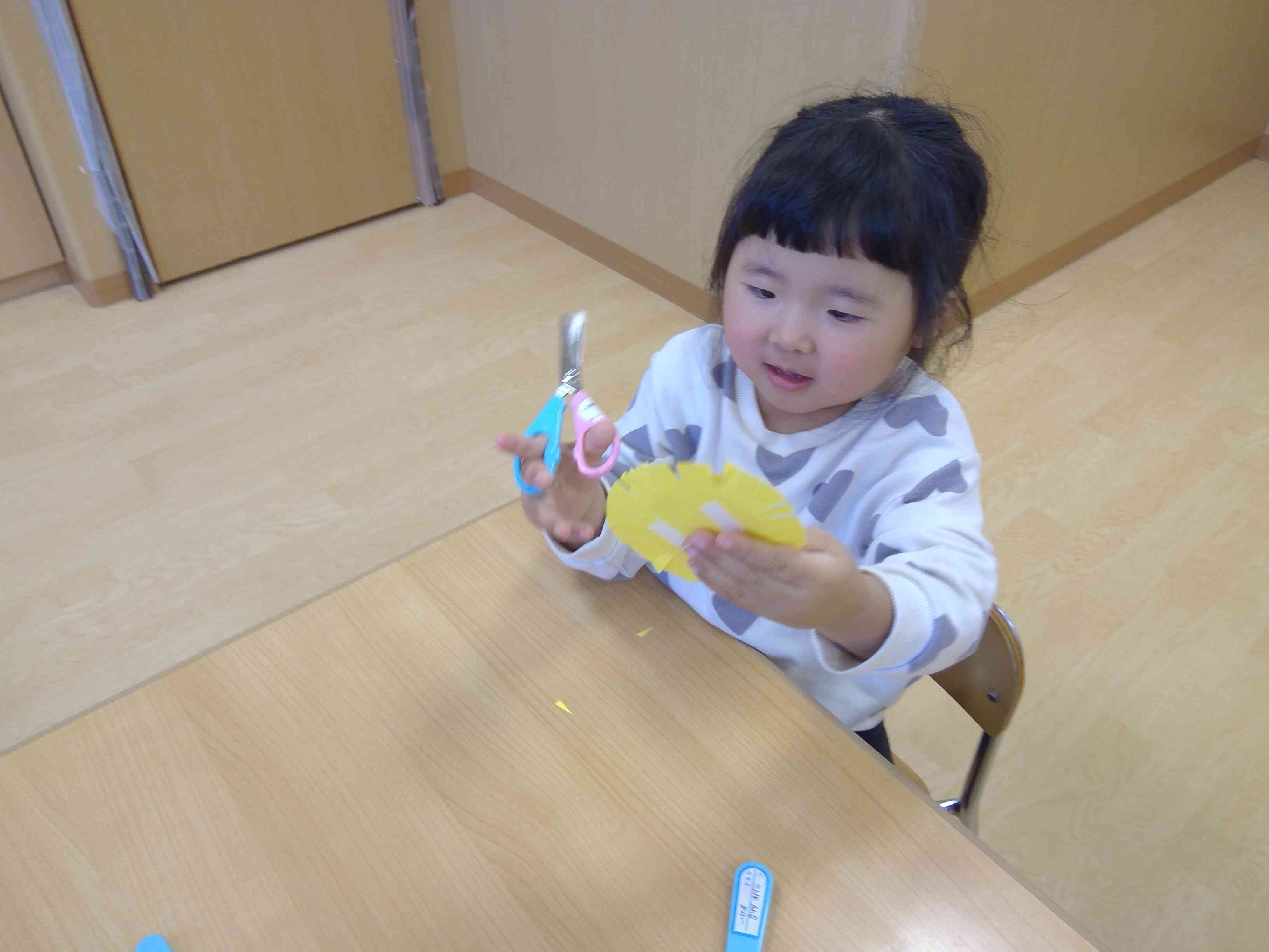 はさみに挑戦!