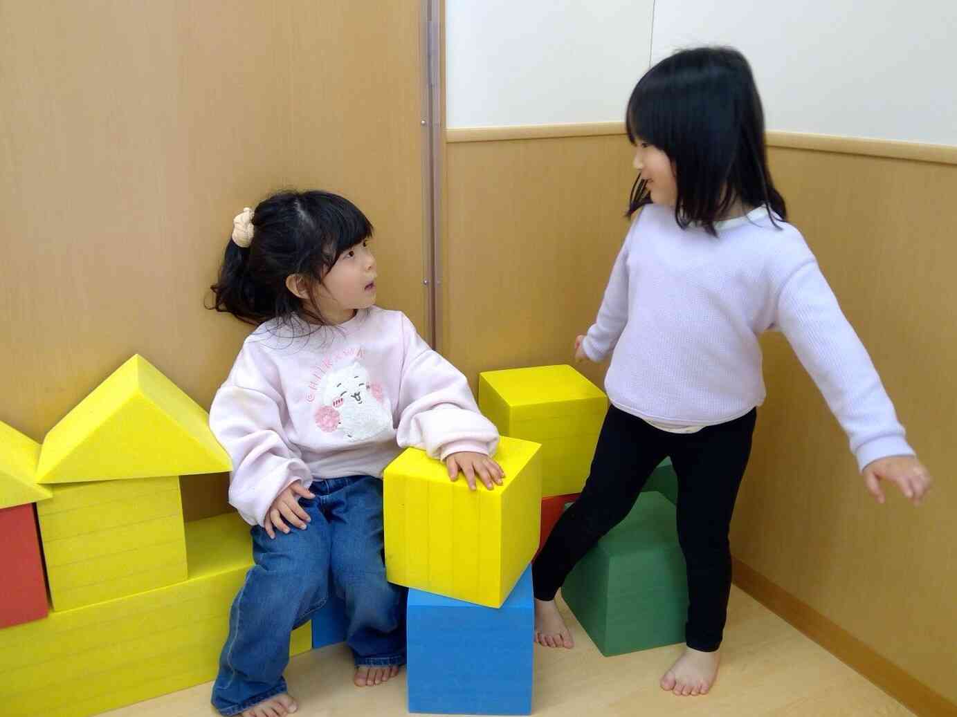 「一緒に座っておしゃべりしよ♪」