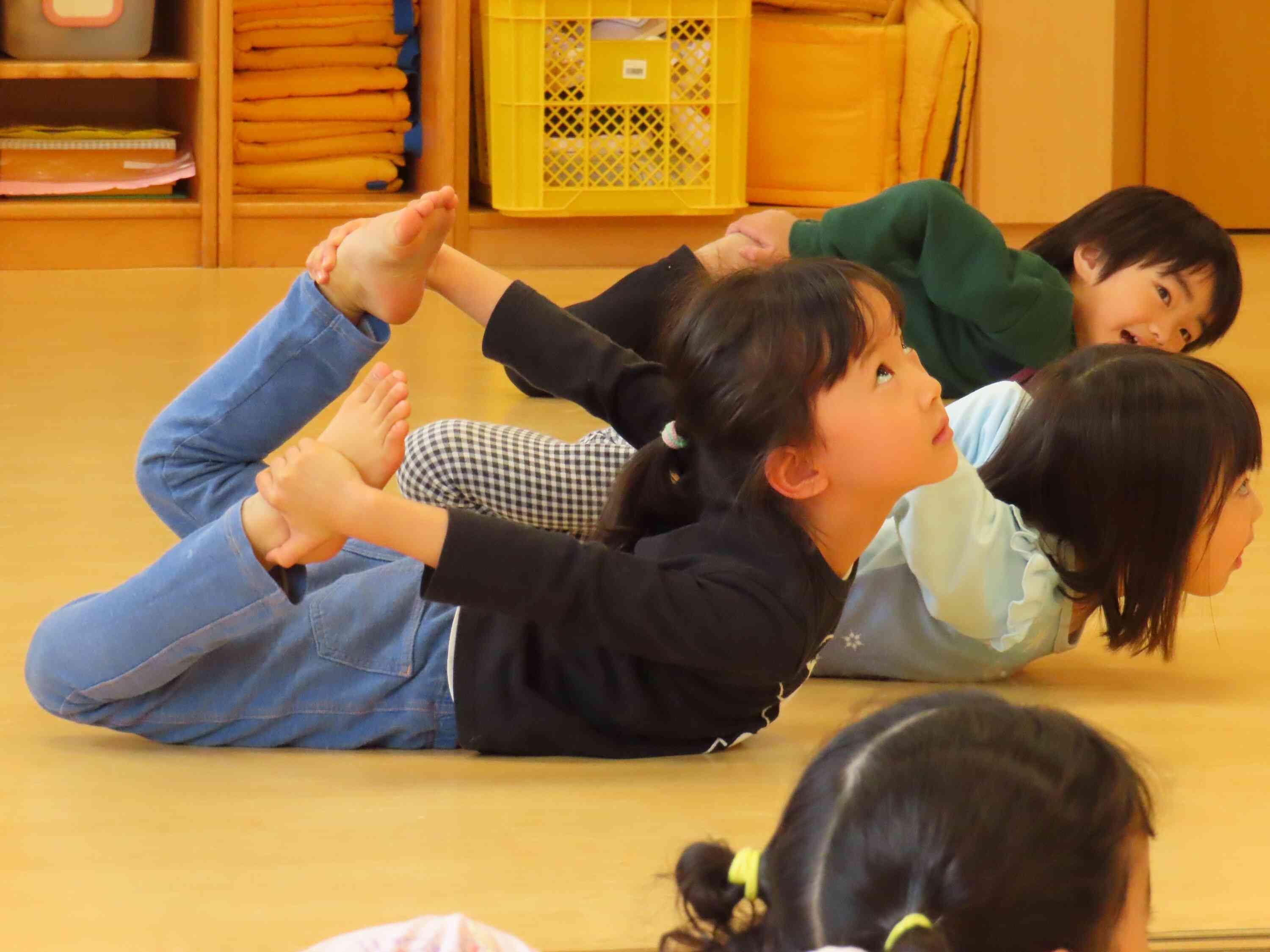 リズム運動ではカメさんのポーズに挑戦！