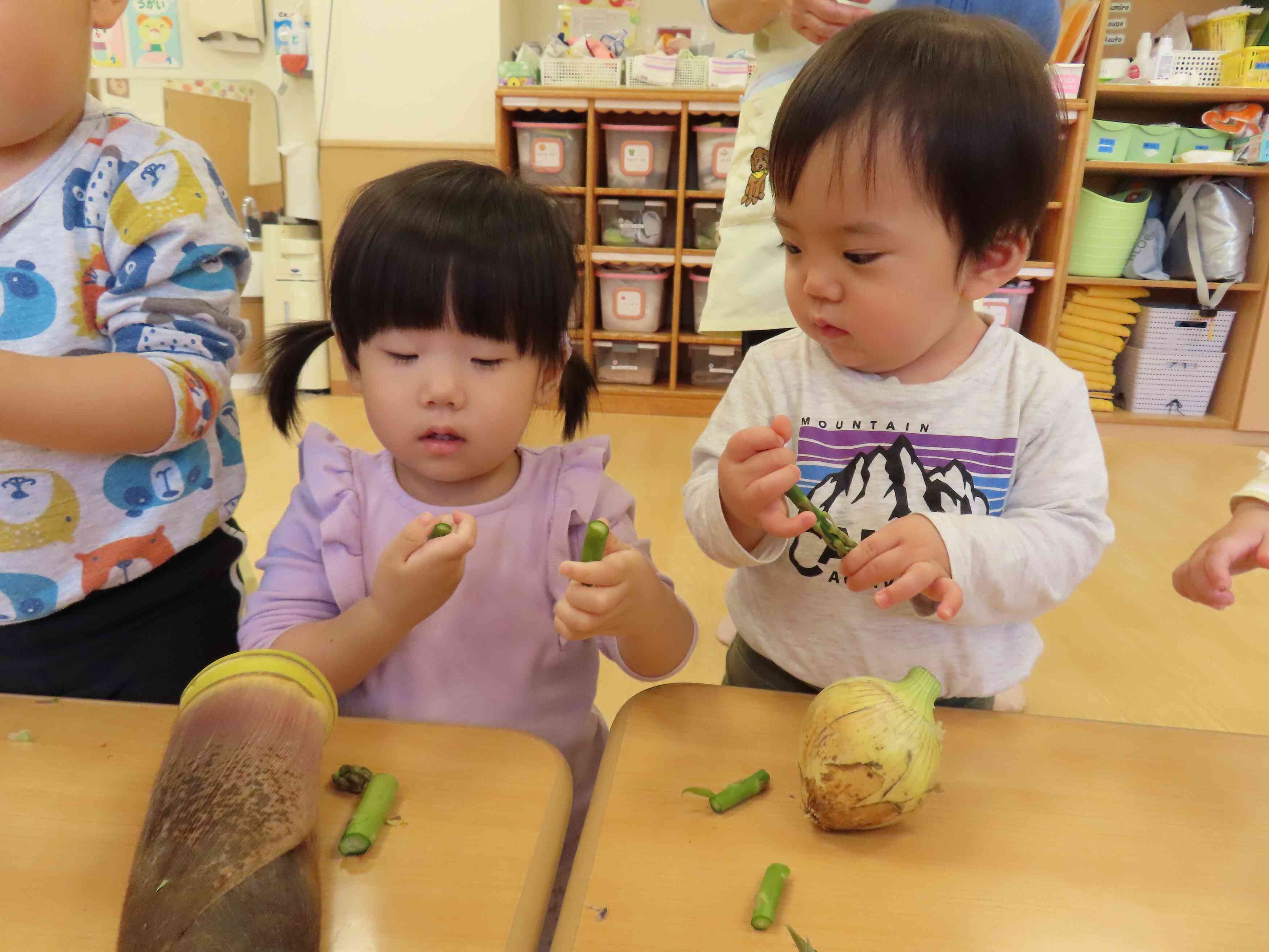 このお野菜、給食に出たよね！？　あっ！アスパラガスだ！！　