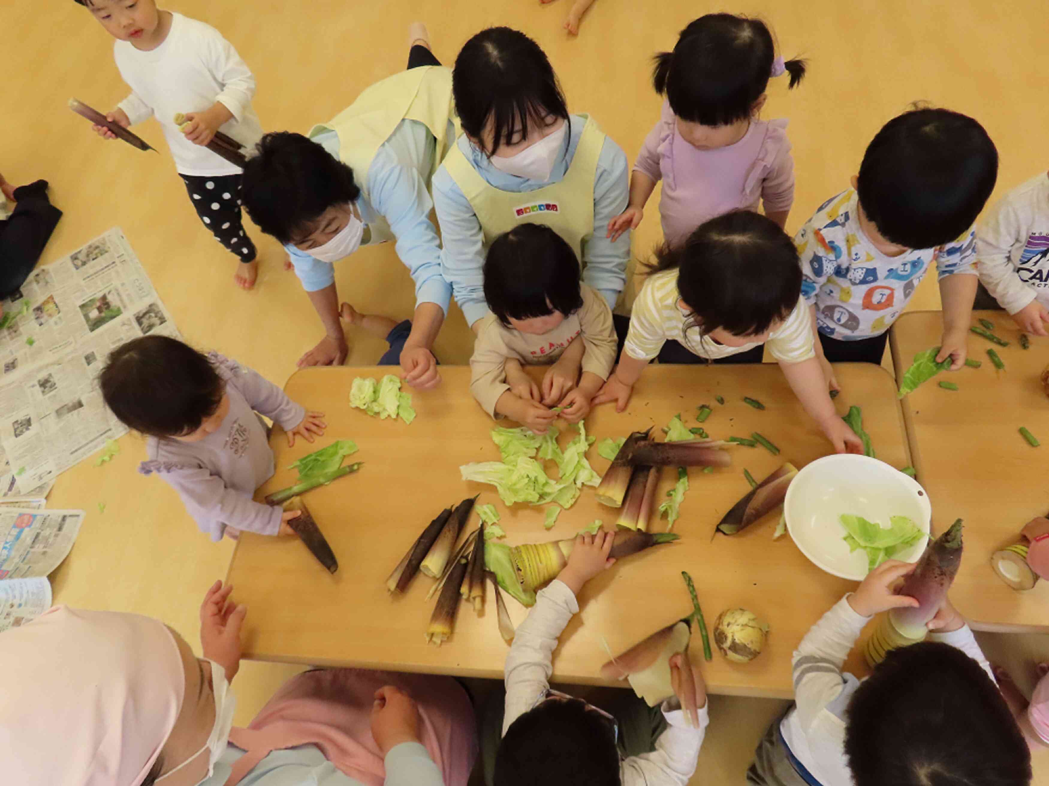食育活動「春野菜に触れよう！」～ひよこぐみ・あひるぐみ・うさぎぐみ（0.1.2歳児）～