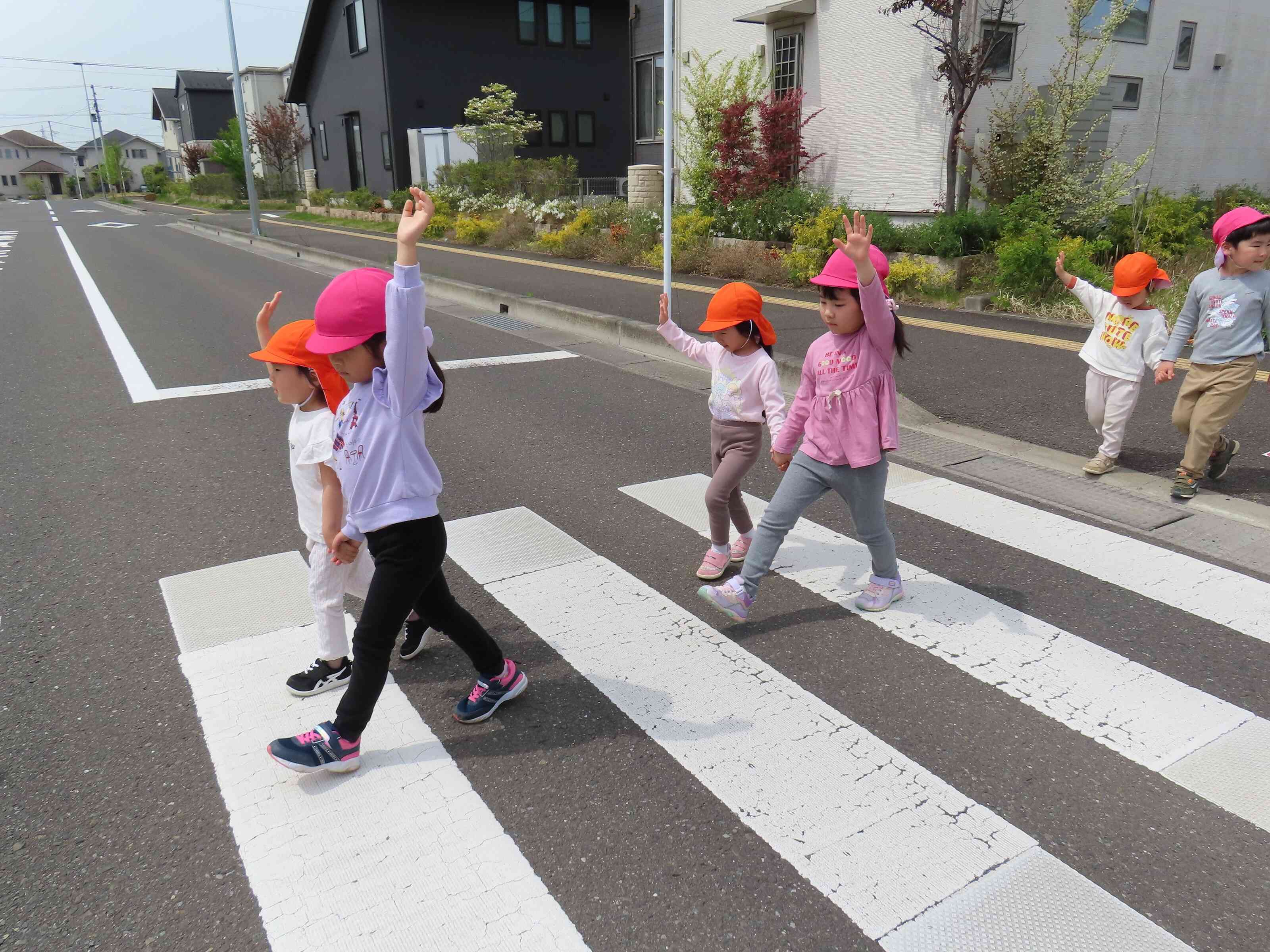 りす組さんの手を引いて、頼りになるきりん組さんです