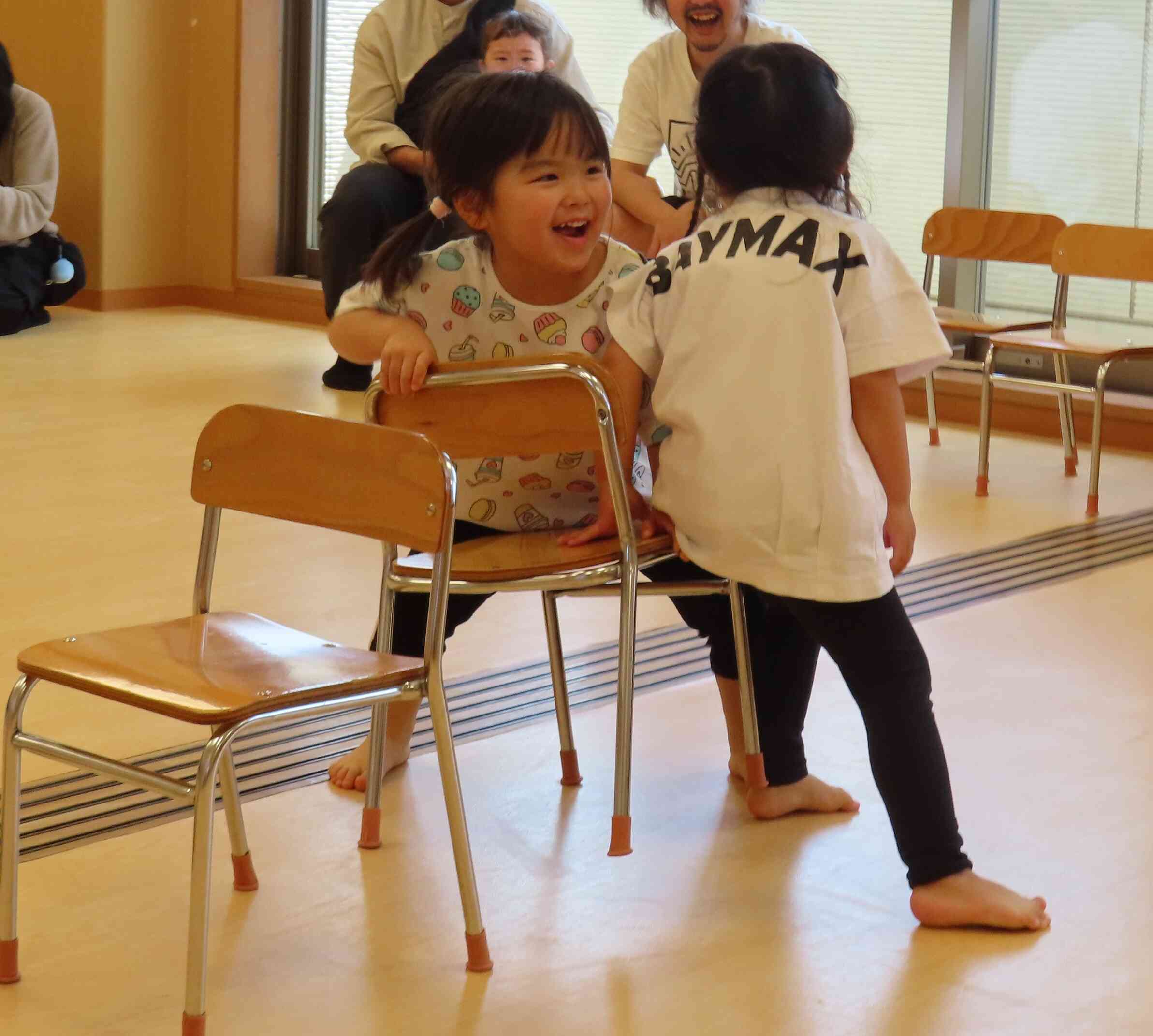 最後の２人なのですが何故か椅子の取り合いに！？