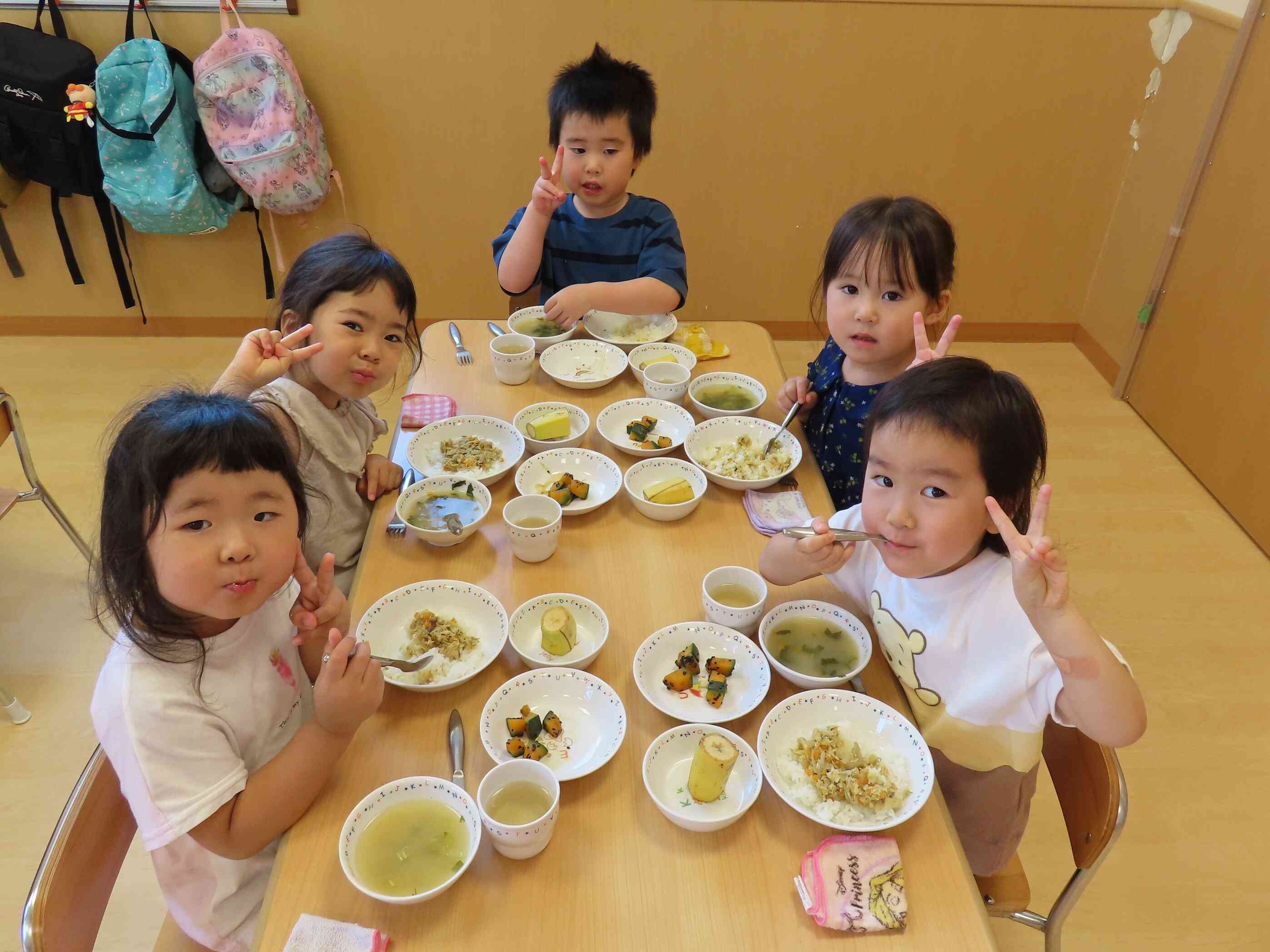 みんなでお給食おいしいね！