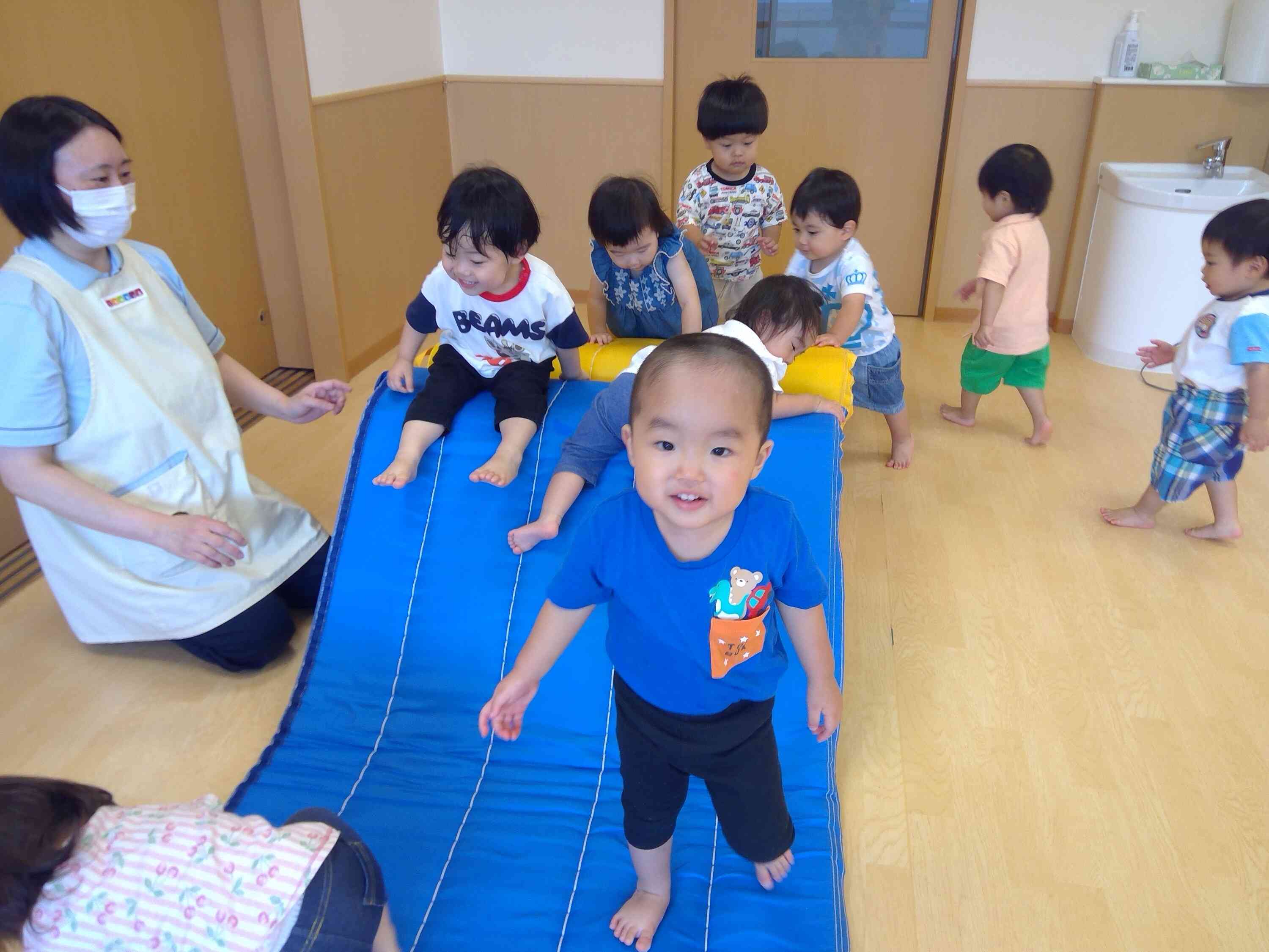 みんなでお山に登っているよ♪