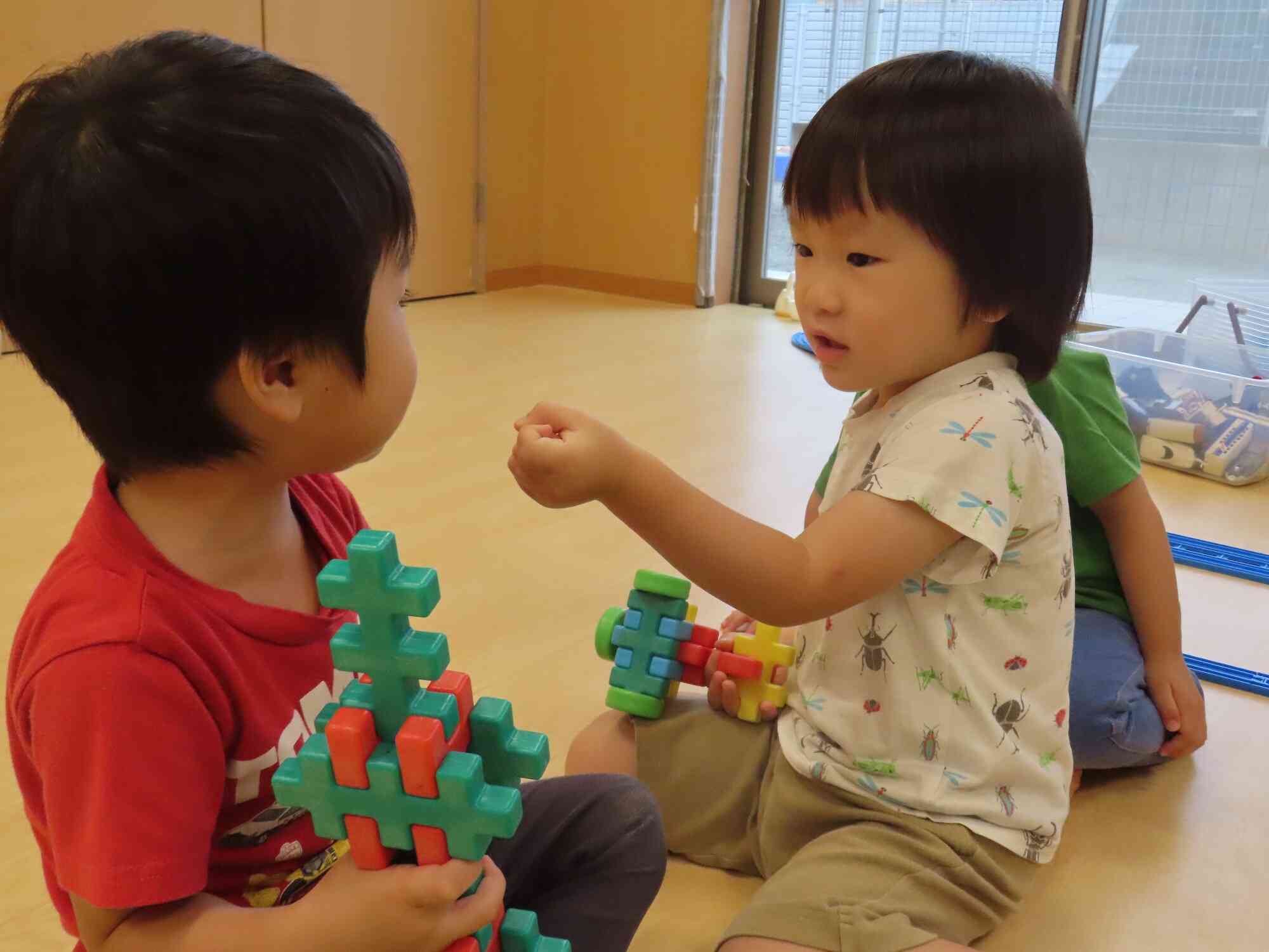 「おなまえなんですかー？」