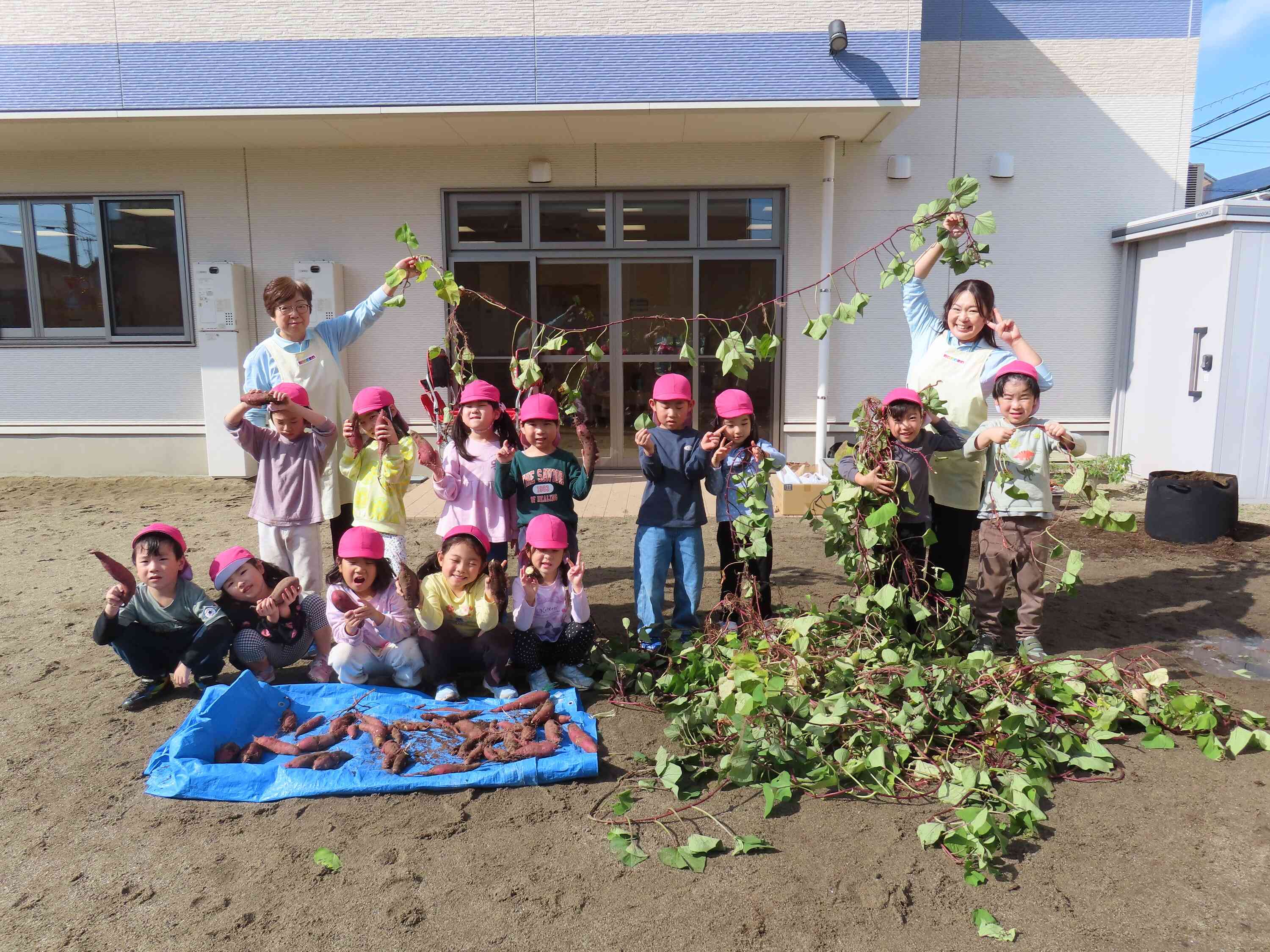 「たくさんお芋とれたよ！」きりん組みんなでパシャリ☆