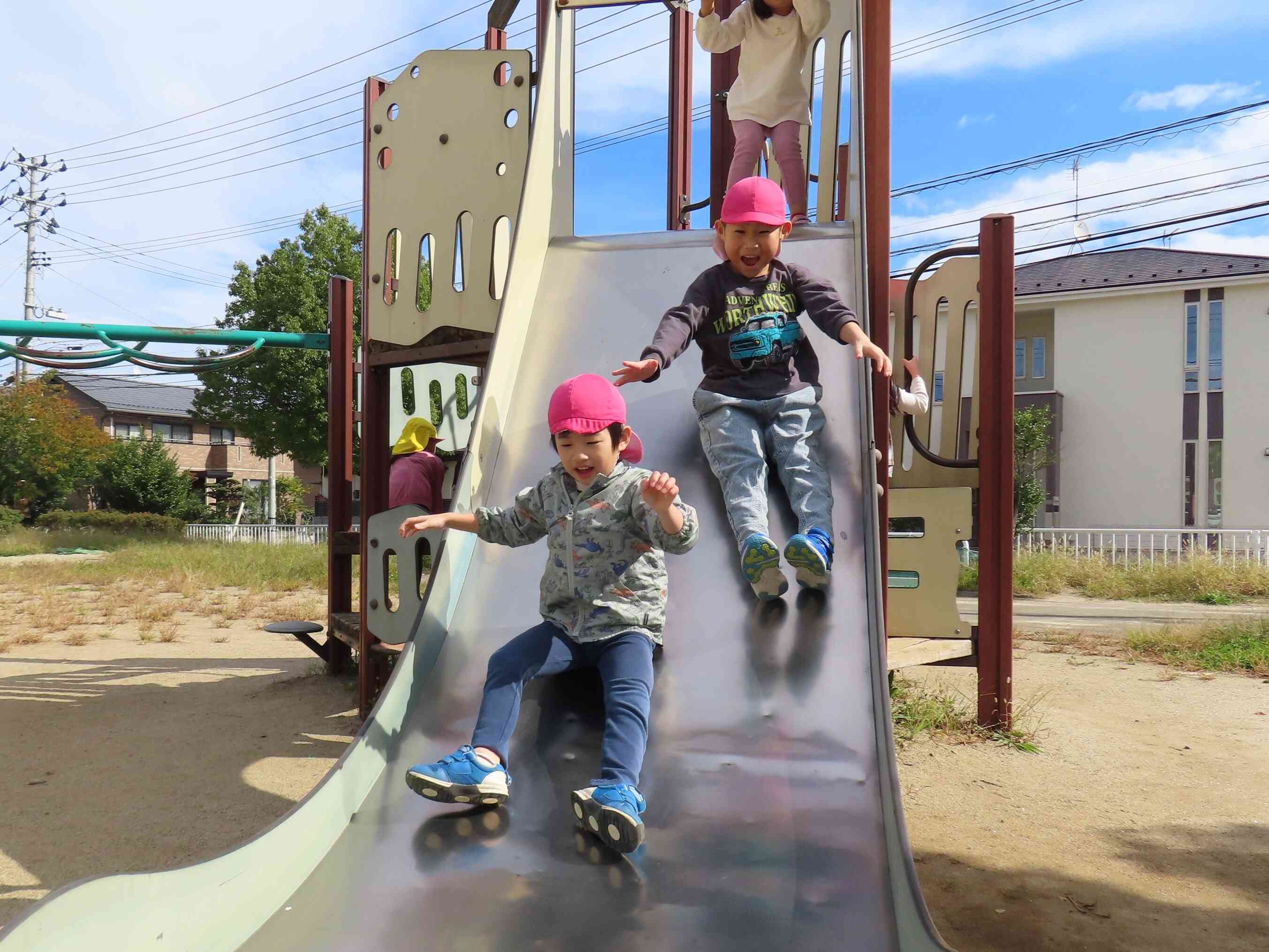 大きいすべり台たのしーー！！