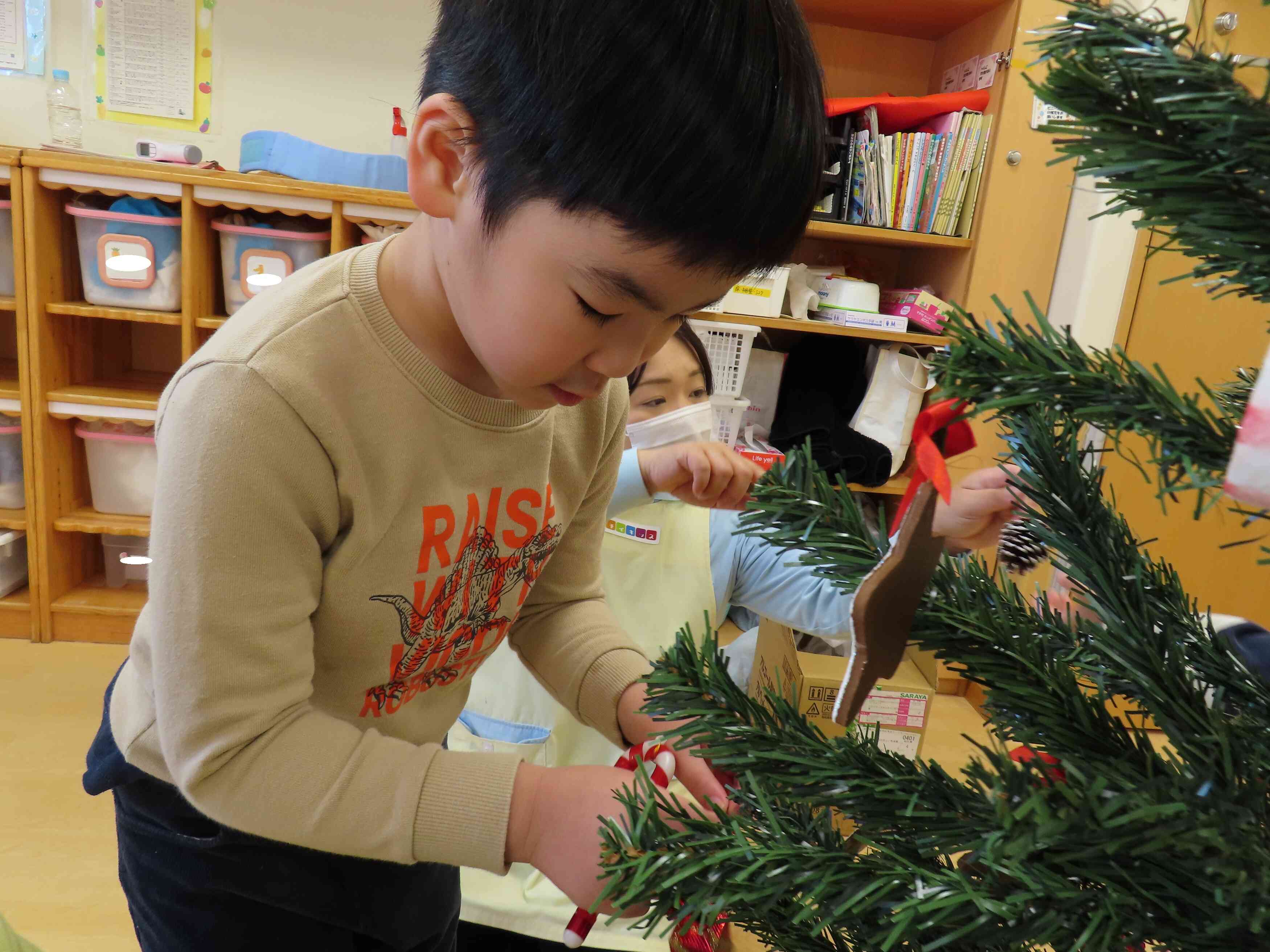 指先を器用に使って…