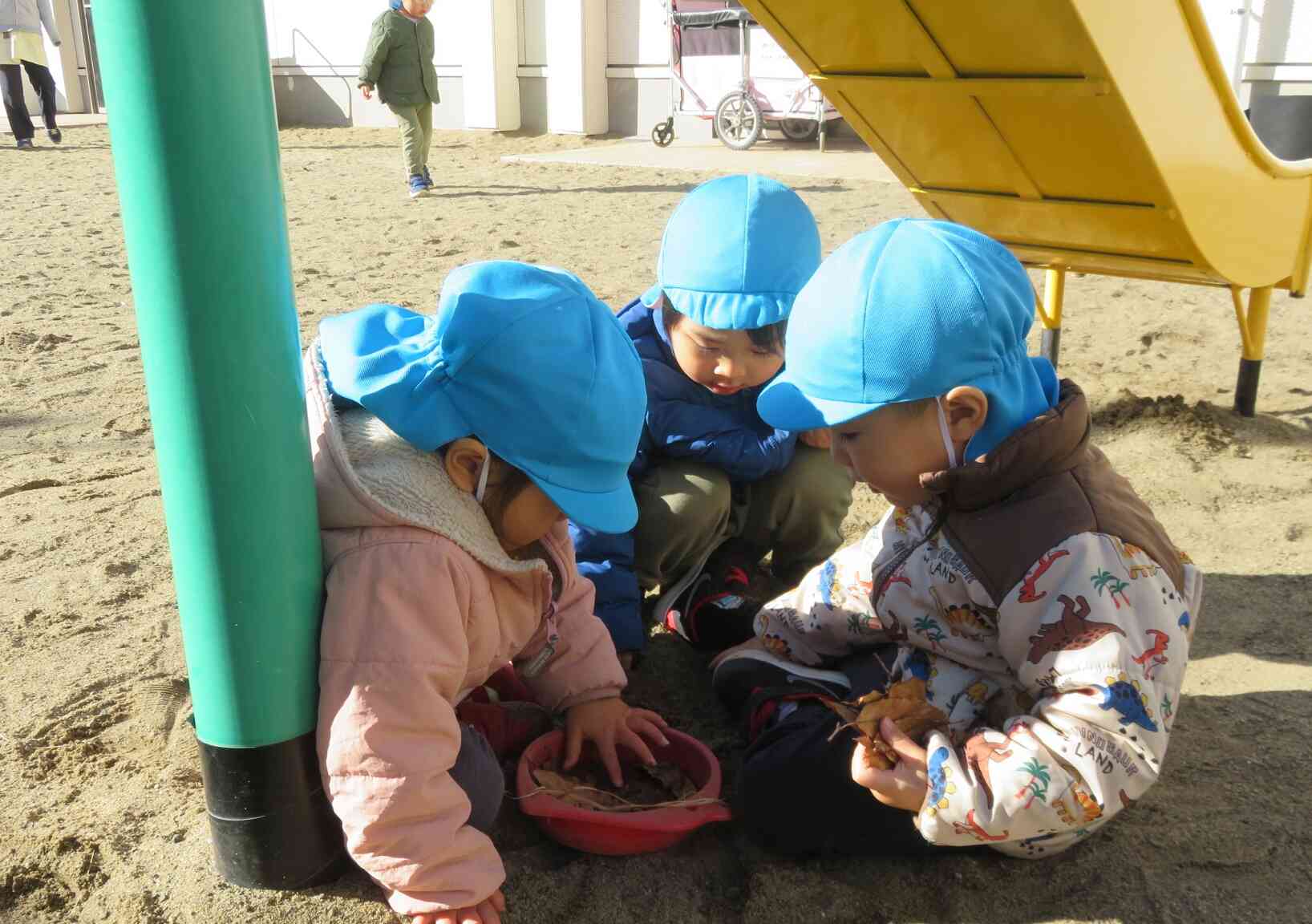 すべり台の下に集い中・・・