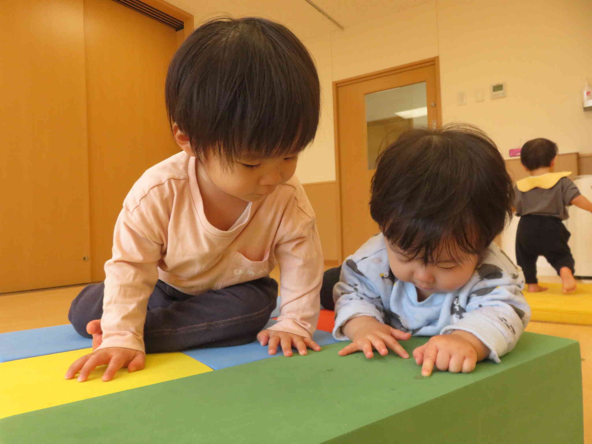 大型積み木の上で…