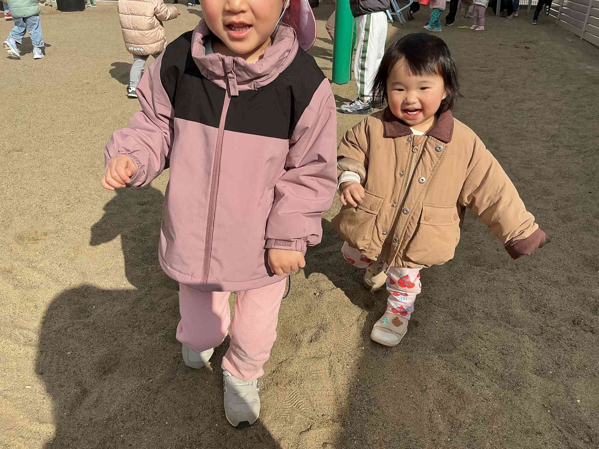 お姉さんとかけっこしてるんだー