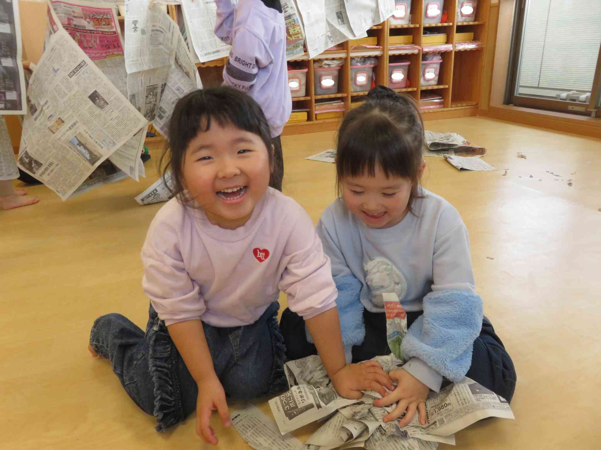 新聞紙遊びをしました!(STEAM活動)~りす組(3歳児)~