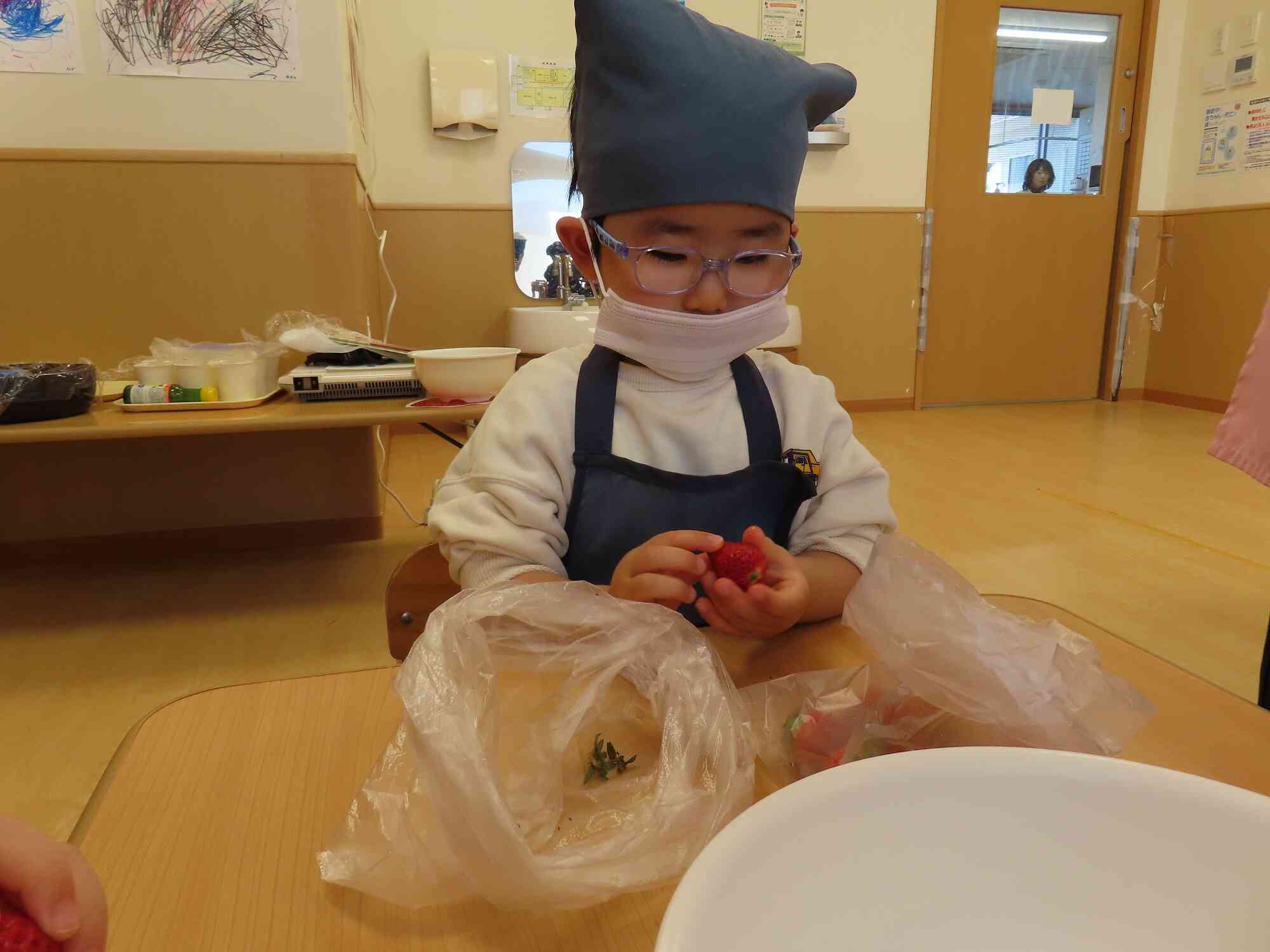 先ずは…いちごのヘタを取るよ！