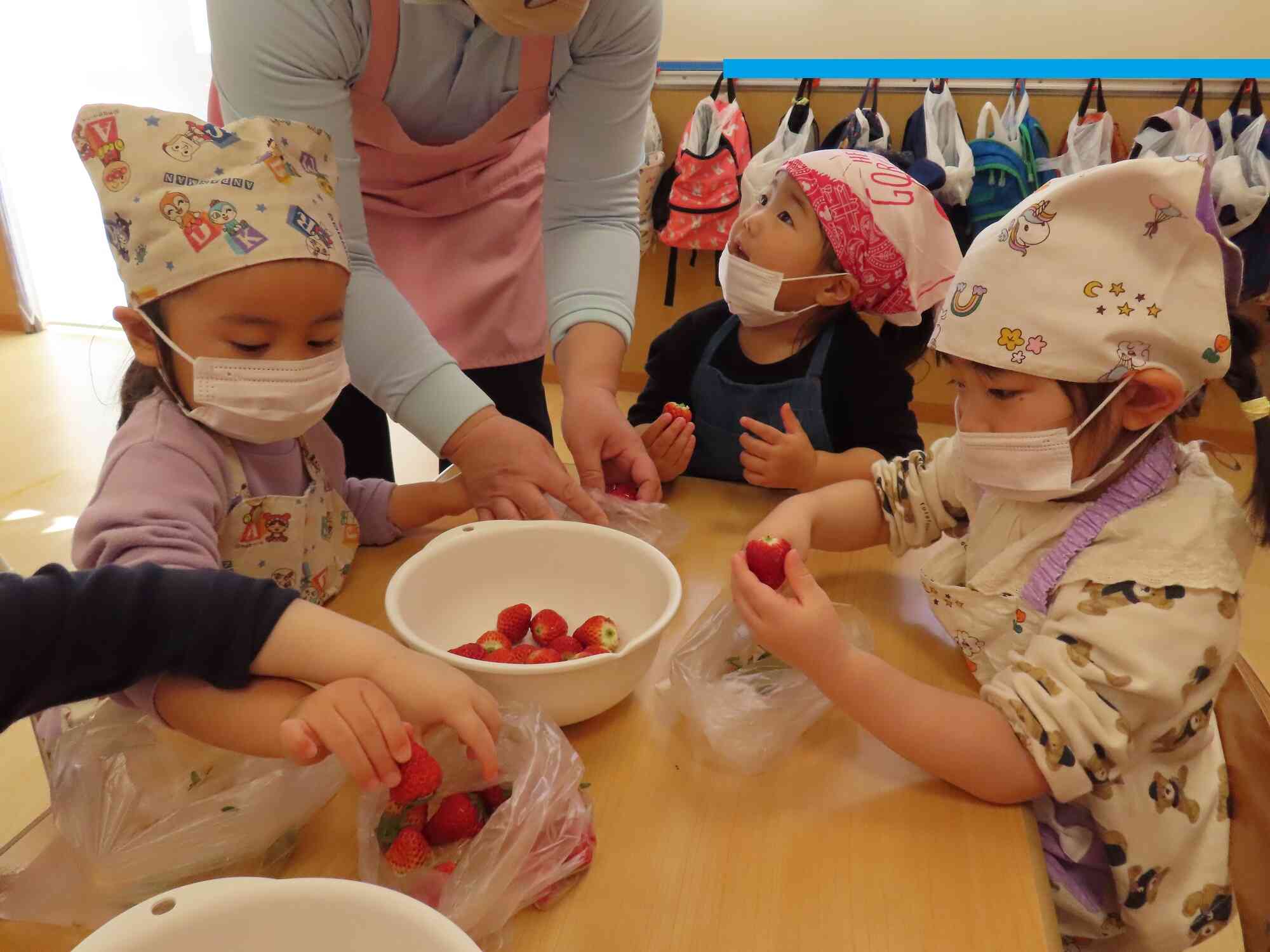 私たちも頑張ってヘタを取るよ～♪