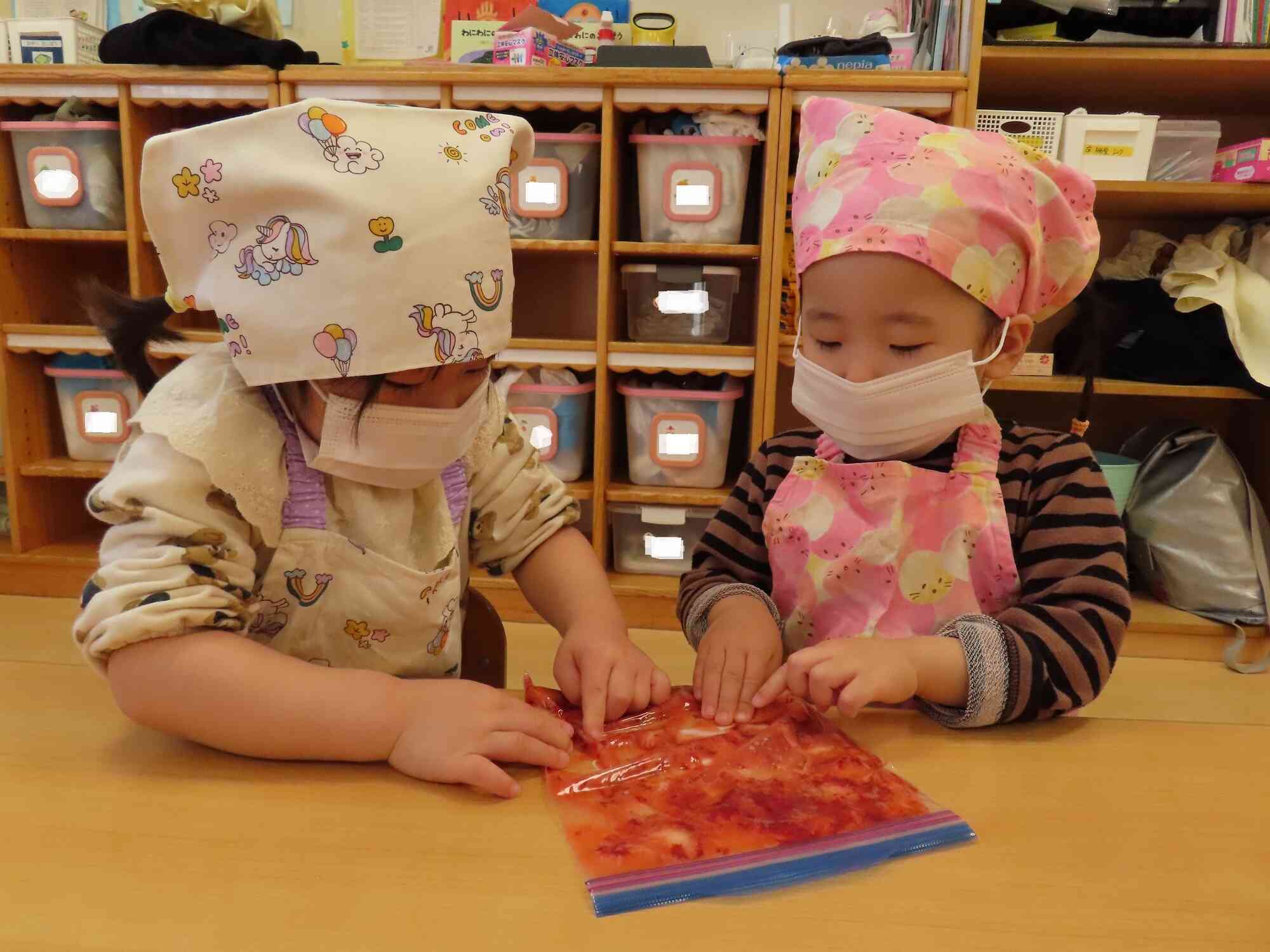 こうやると上手にいちごが潰れるね！