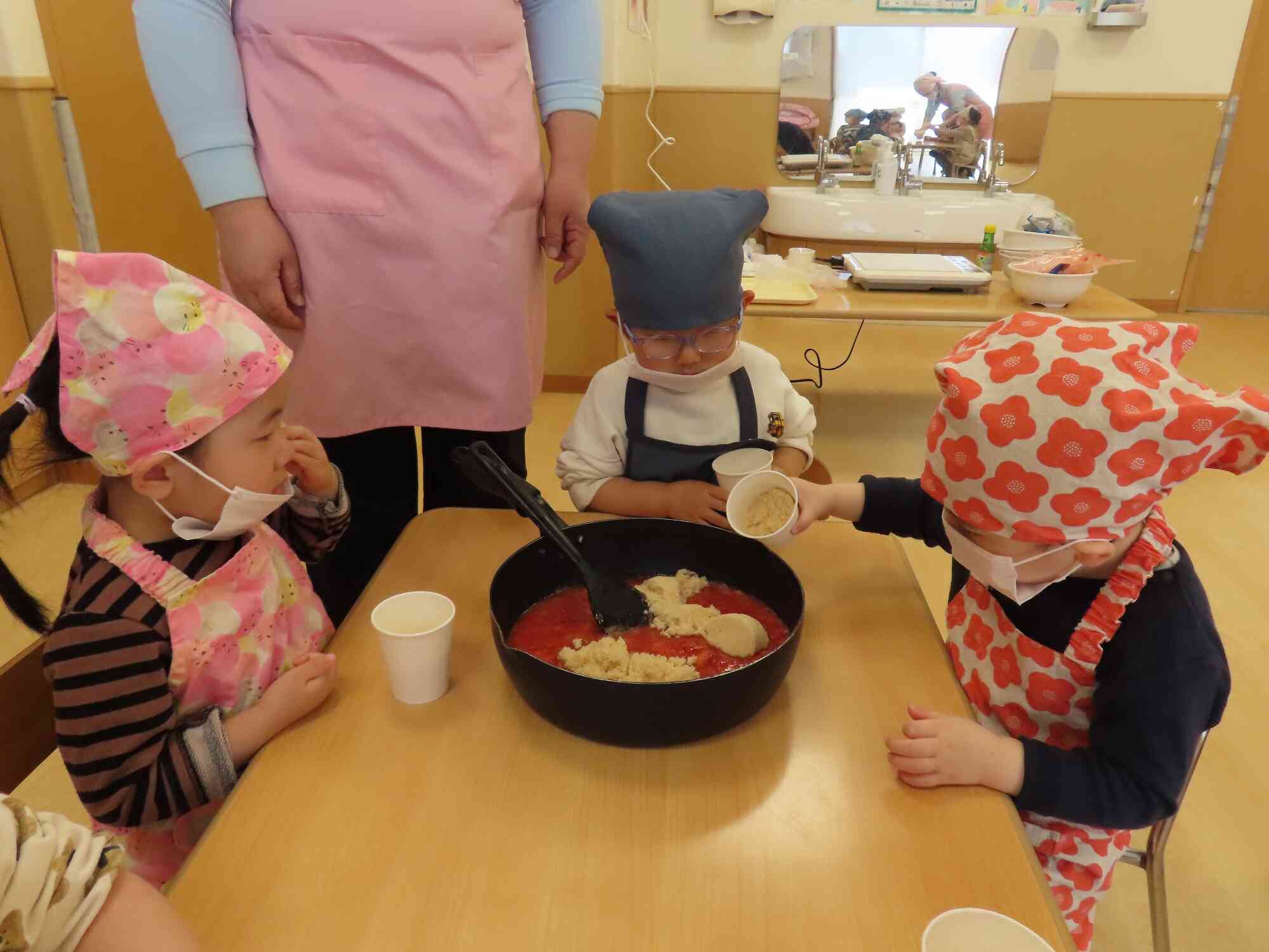 ジャムの決め手！　お砂糖も投入！！