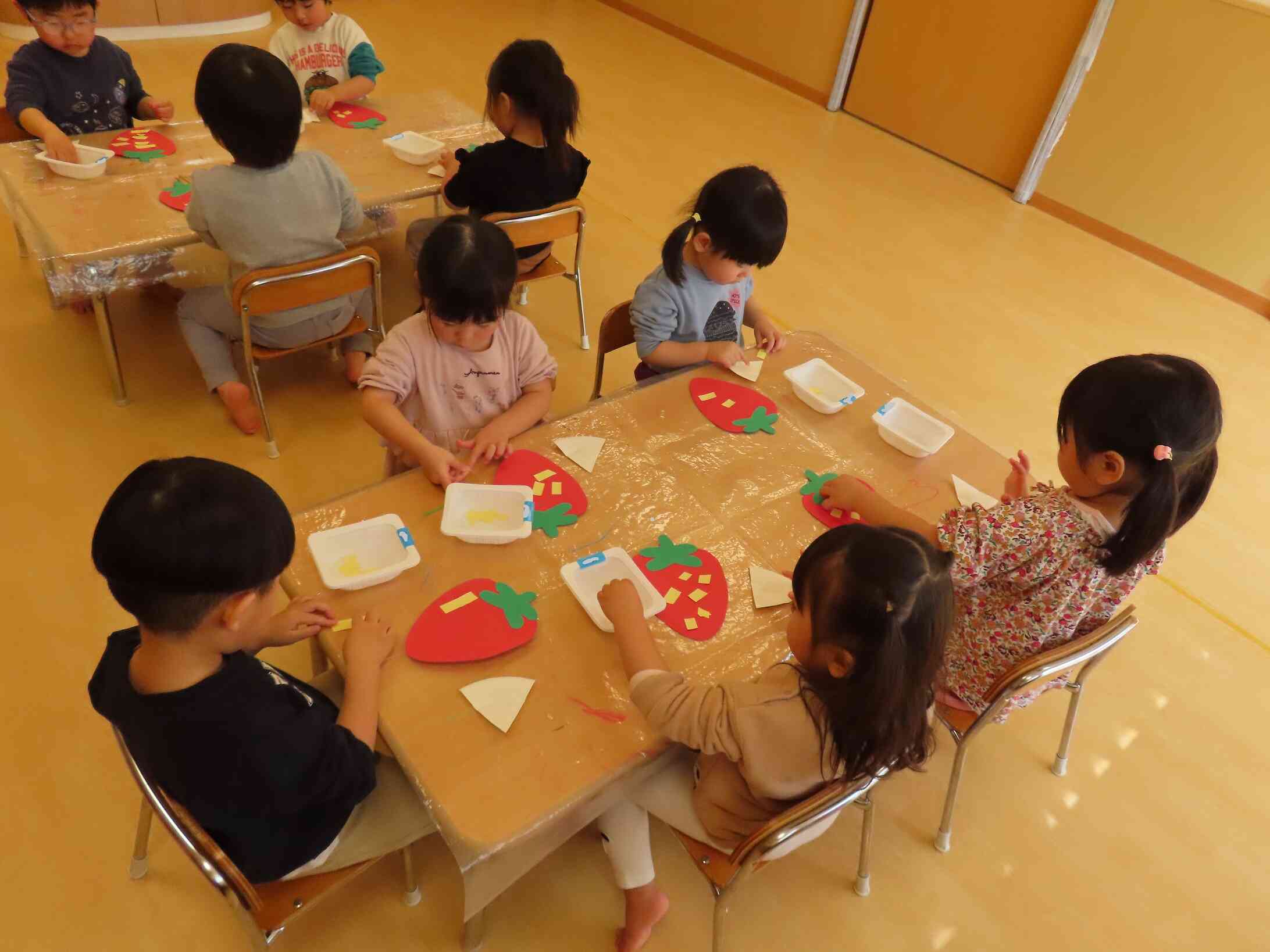 2歳児　うさぎ組　はさみをはじめて使いました！