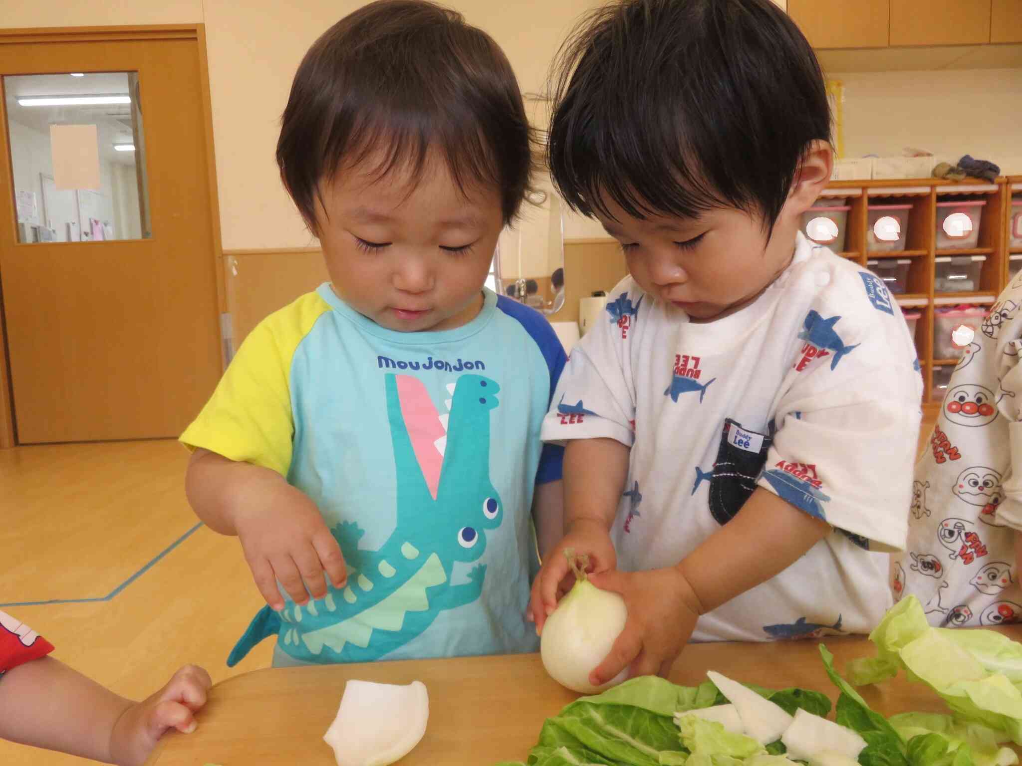新たまねぎの中には何があるんだろう？　よし！ちょっと硬いけど、頑張って皮をむきむきしよう！！