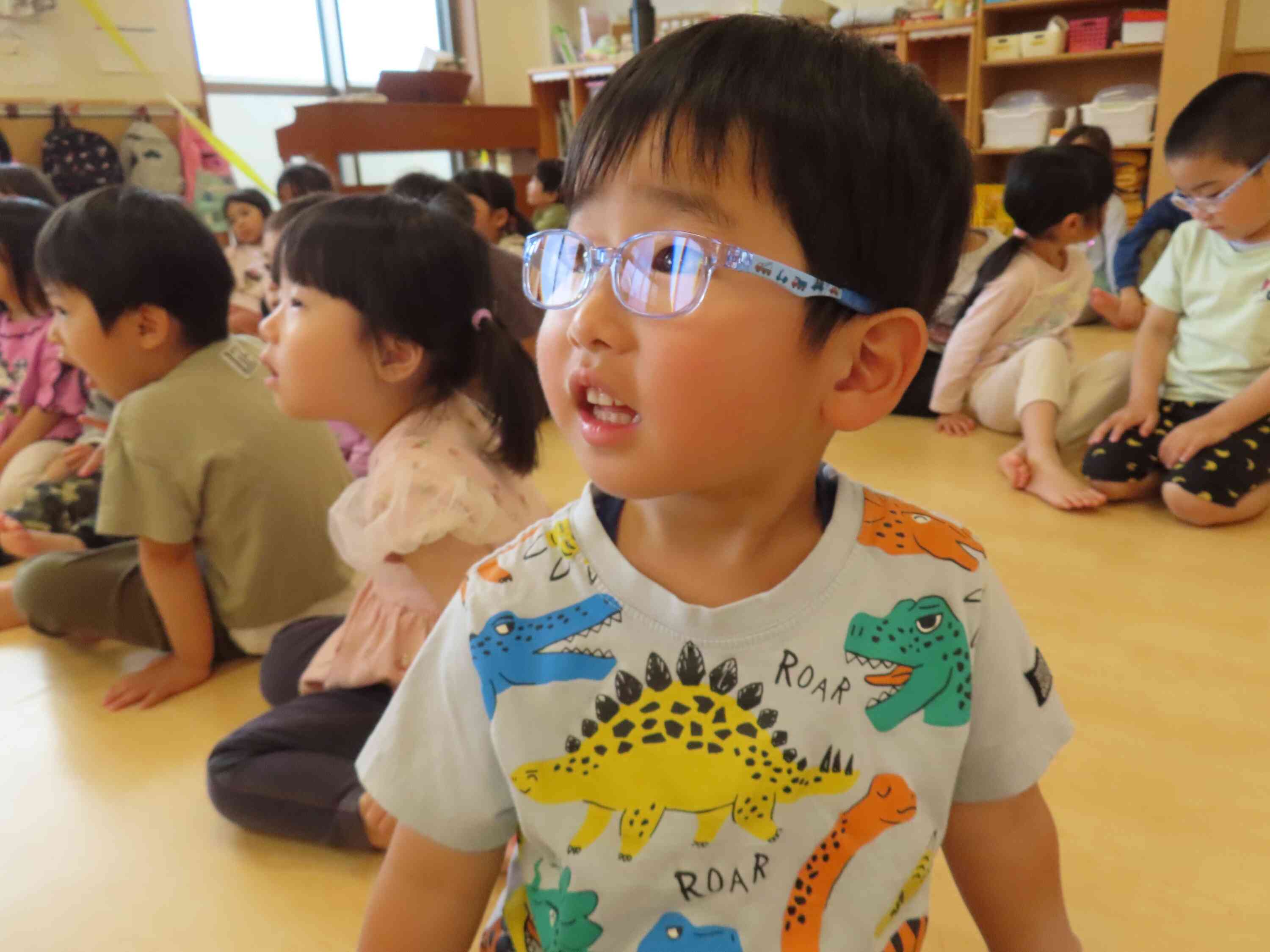 夢中で見ています!