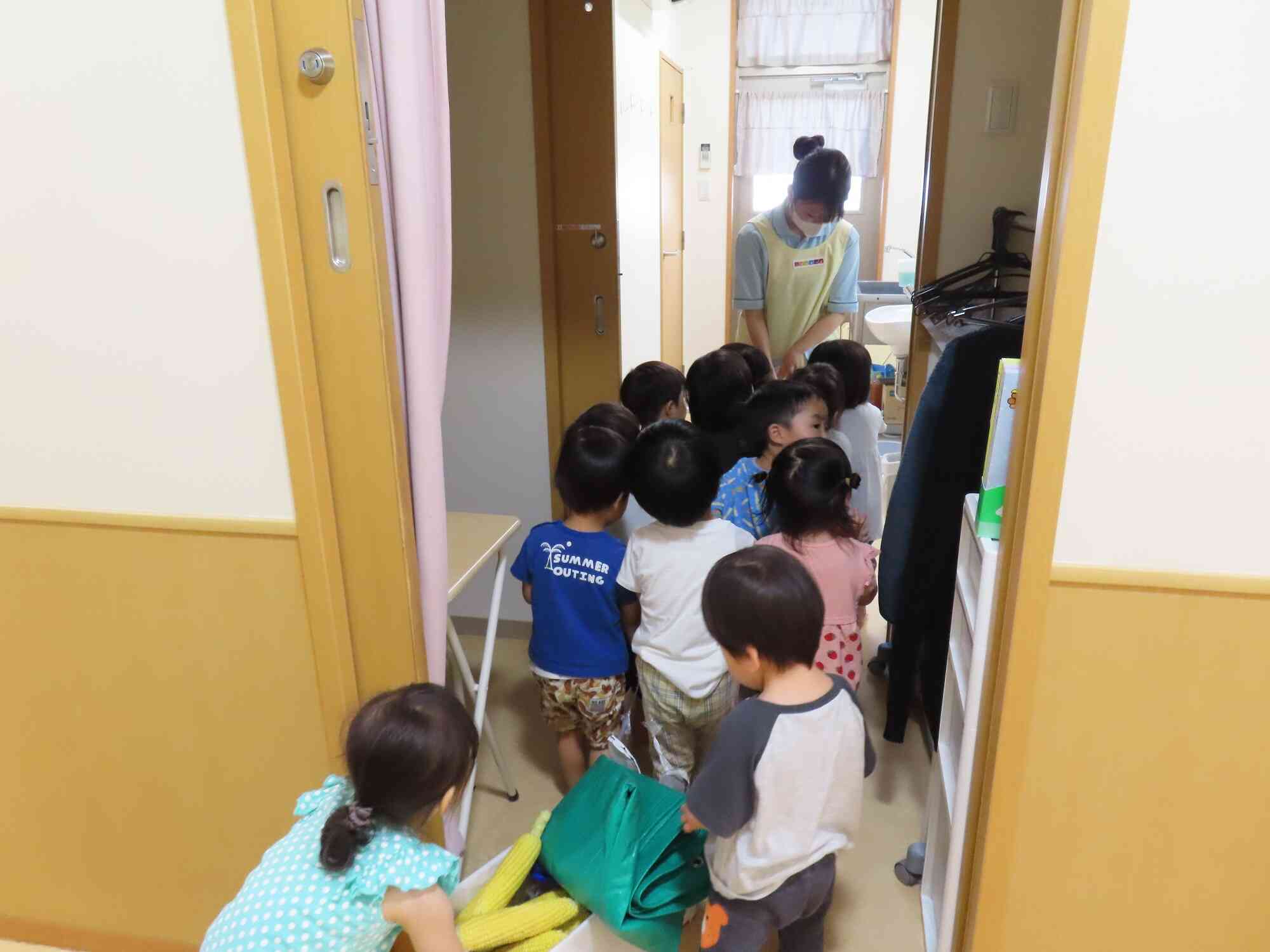 うさぎぐみが代表で、とうもろこしをラビット号にのせて給食室まで運んだよ！