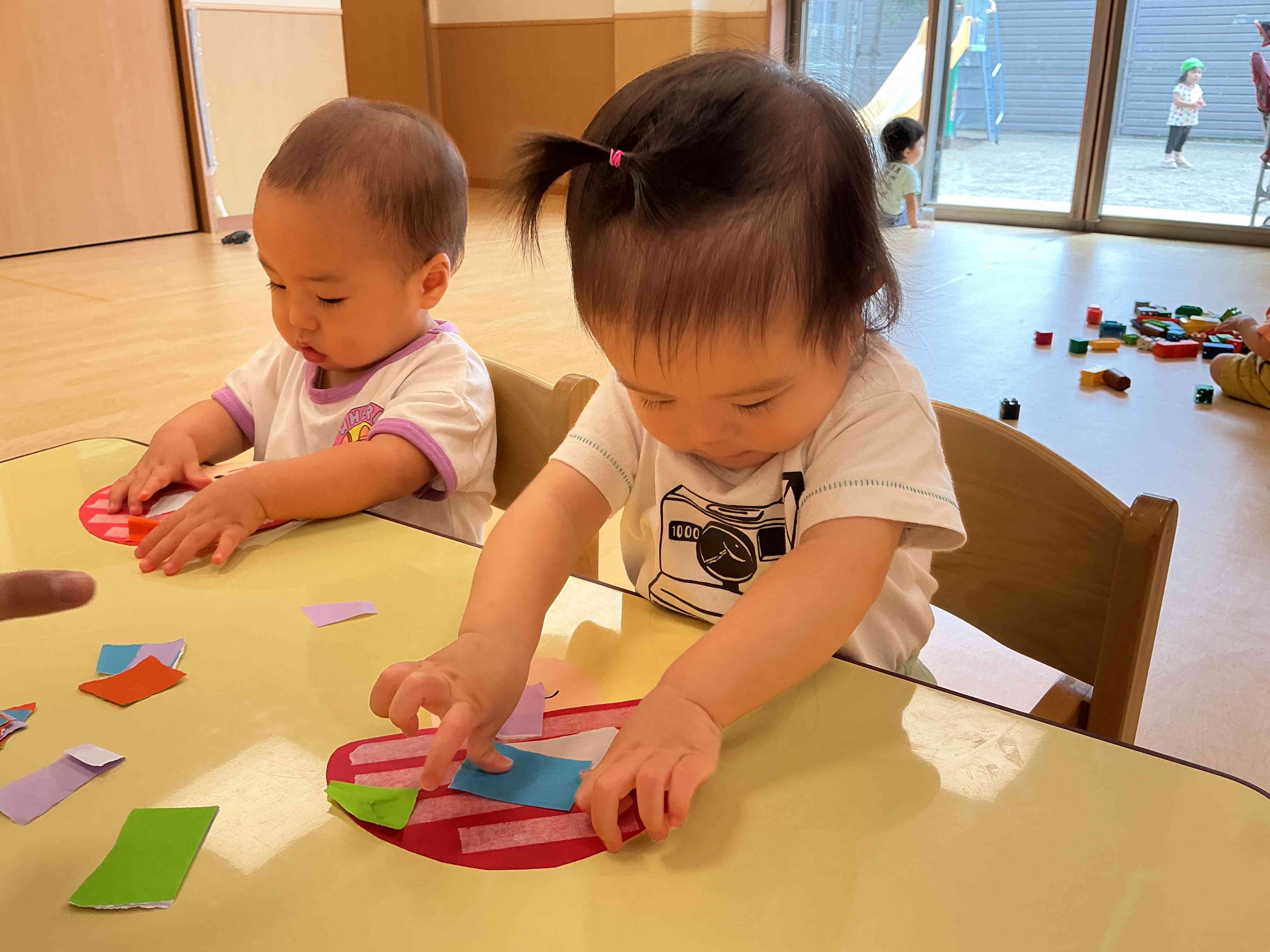 ペタペタ！！上手に貼れるよ。