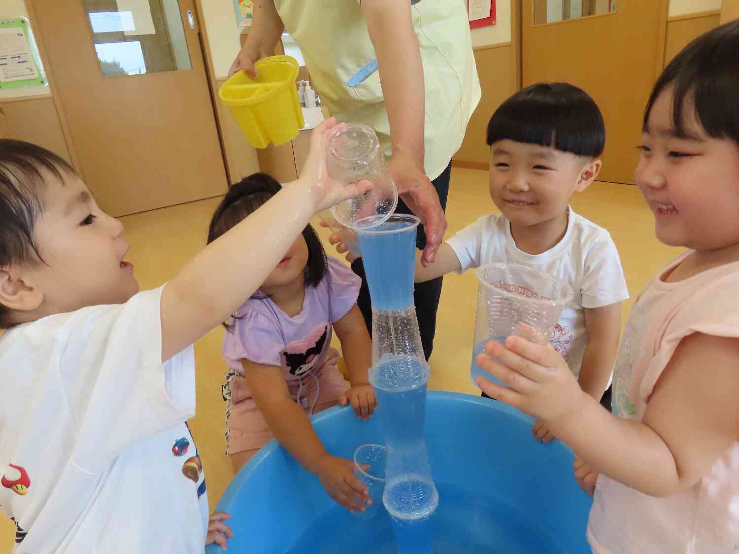 水の流れ遊び(STEAM活動)～りす組（３歳児）～