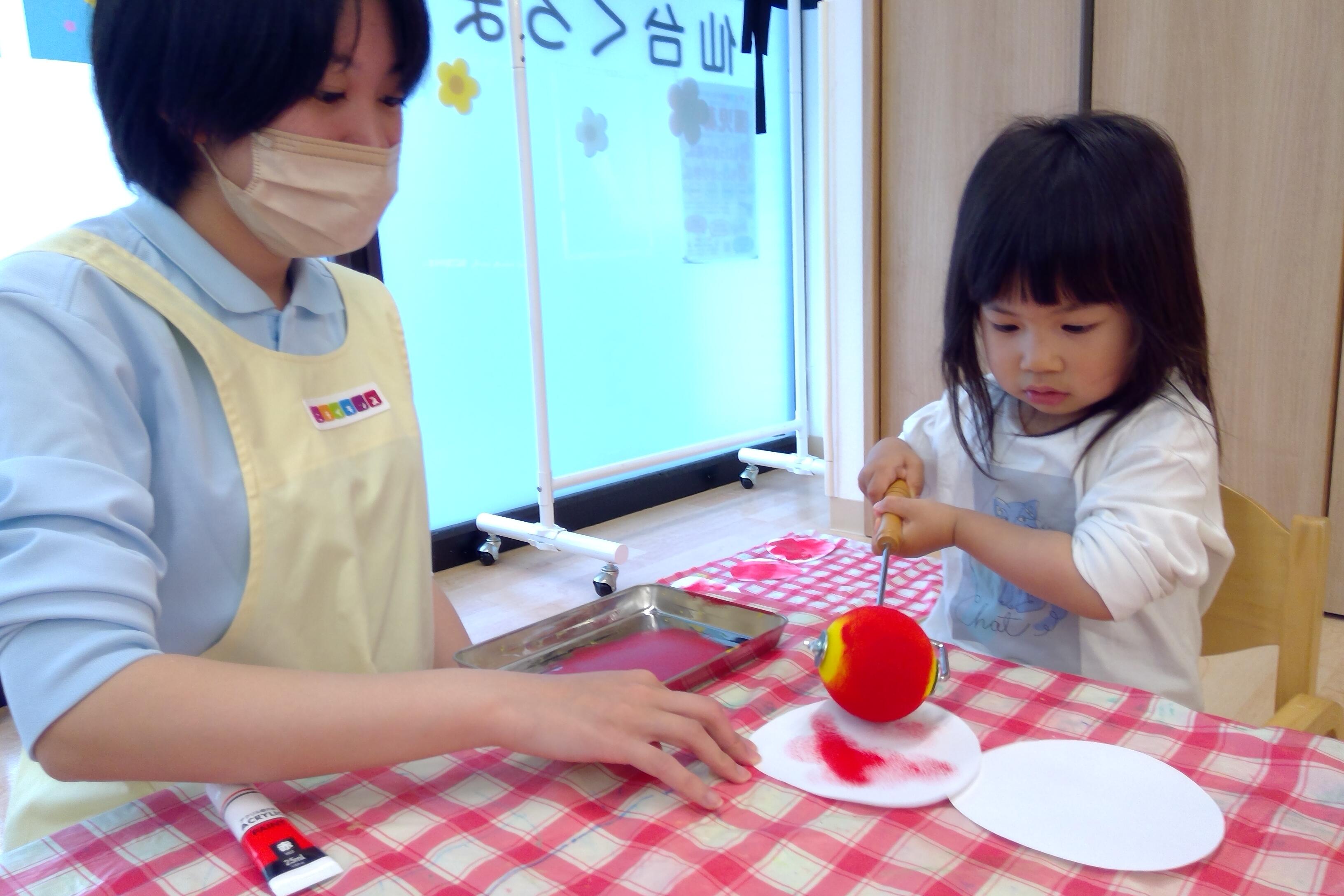先生、ちょっとだけ押さえていてね。両手で一生懸命ゴロゴロしています。